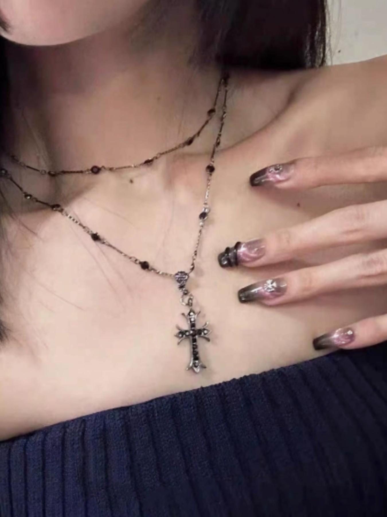 「Millennial Punk Cross Pendant Necklace for Women, Dark Gothic Style Choker, Retro Unique Sweet Cool Collar Chain, Versatile Wearable Jewelry」