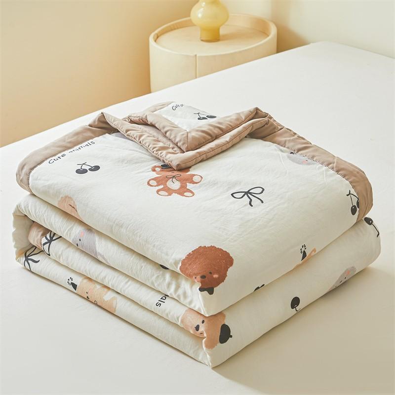 1 piece summer thin quilt with bear pattern, a soft and breathable quilt specially made for air conditioners. This summer cooling quilt is skin-friendly, soft, lightweight, suitable for spring and summer, breathable, thin and light, can be machine washed.