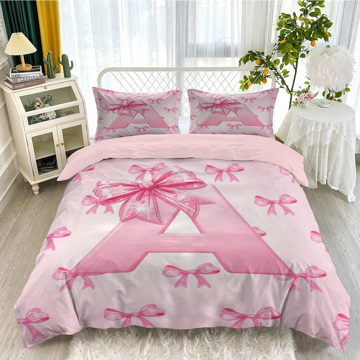 Pink Letter A~Z Bow Pattern Duvet Cover Set, 2/3Pcs Aesthetic Cute Bedding Set, Comfy Bedding Set, Breathable Quilted Quilt, Sweet Girly Bed Linens, Perfect for Teen Girls Bedroom Decor. 1 or 2 Pillowcase, No Filling