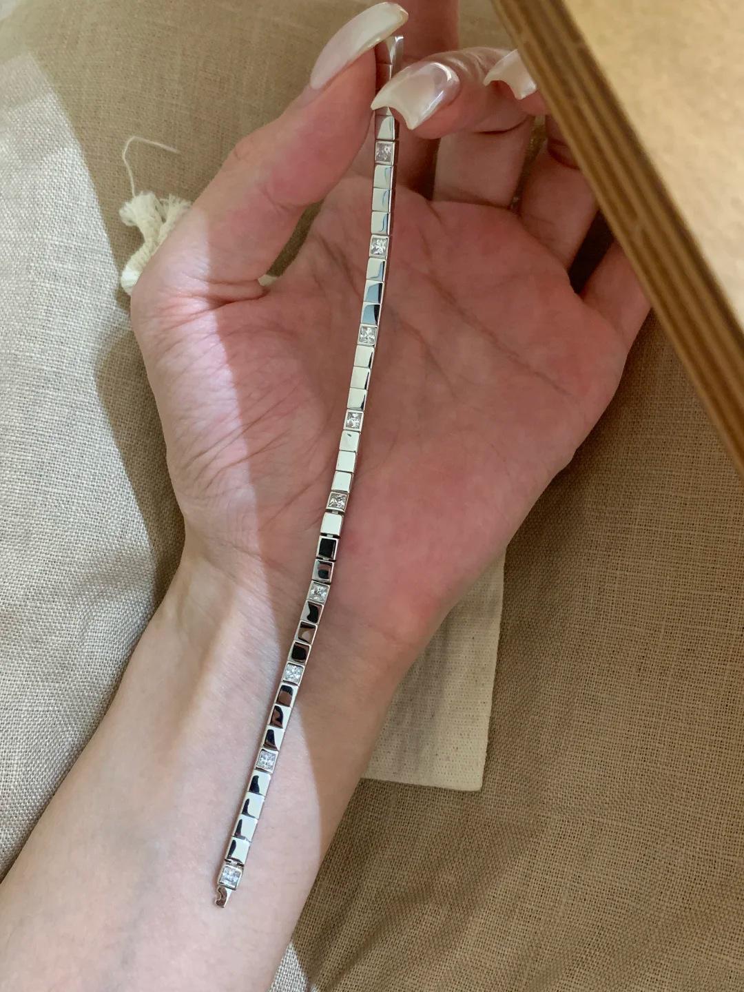 Stylish Silver Bracelet – Features a sophisticated, chunky chain with geometric square elements and an elastic design, accented with sparkling crystal rhinestones; an exquisite piece of jewelry perfect for both professional and casual wear.