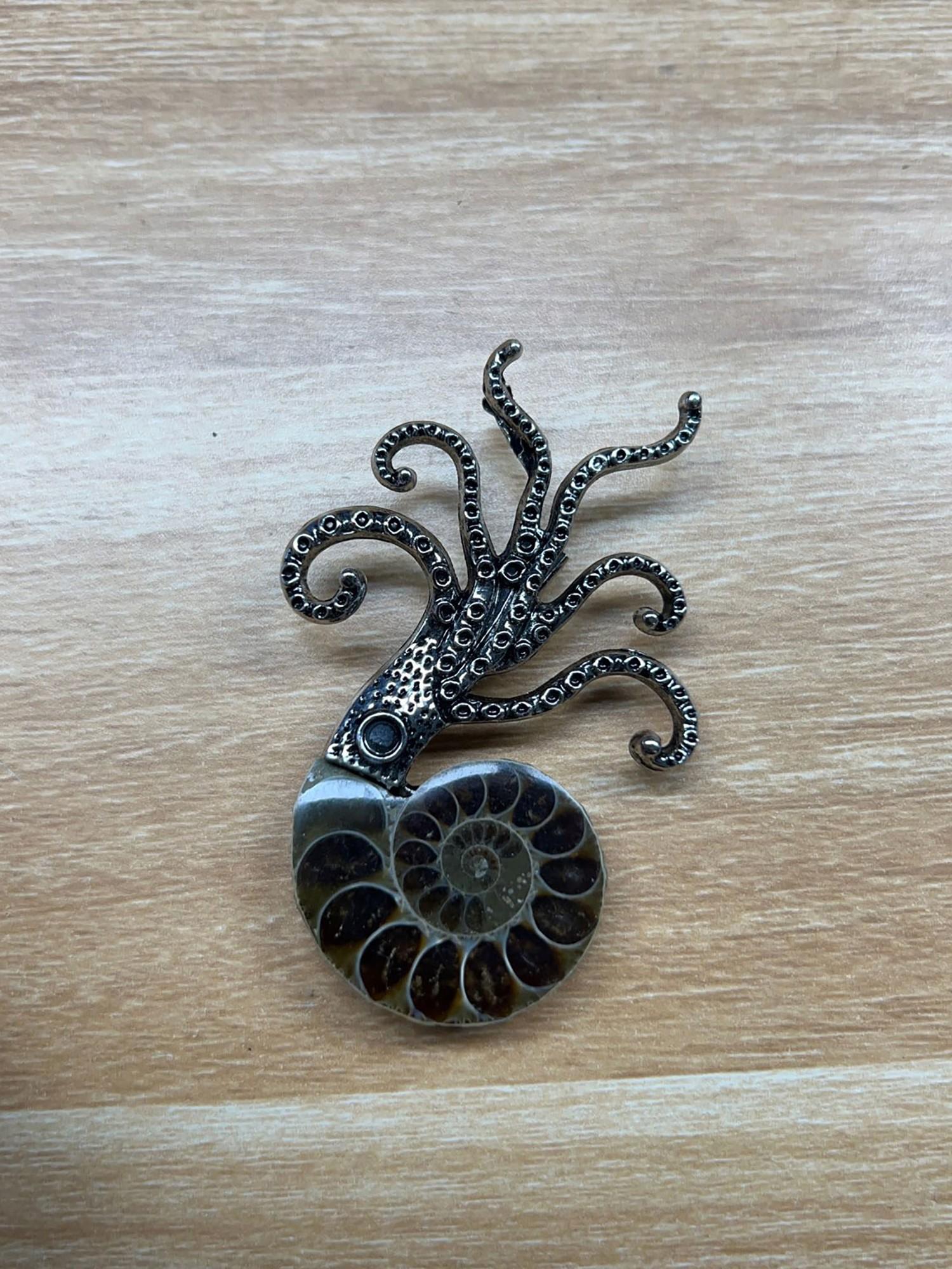 Natural Colorful Conch Octopus Brooch, Unique Exaggerated Large Octopus Ocean Creature Pendant, Dual-Use Decorative Pin