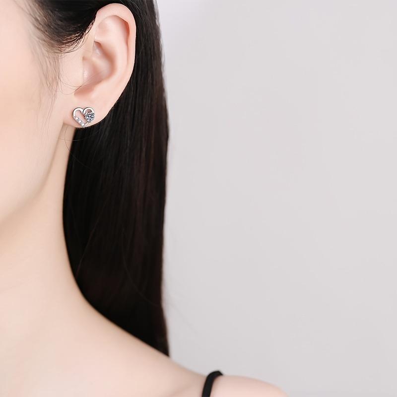 1 Pair of Women'S Silvery Heart-Shaped Earrings, Copper Inlaid with Synthetic Zirconia, Fashionable, Luxurious, And Noble, Suitable for Female Friends' Celebrations, Parties, And Banquets, Valentine'S Day/Christmas/New Year Party Gifts