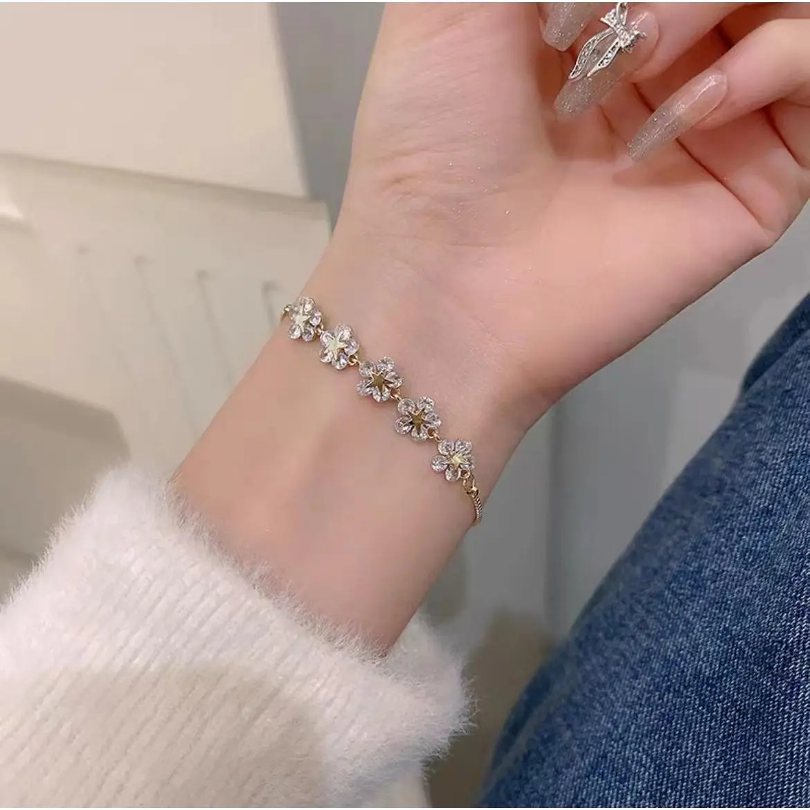 Women's Floral Motif Dainty Bangle, Korean Chic High-End Personalized Female Hand Jewelry for Daily Wear (Sports & Outdoor Sun Protective Accessory)
