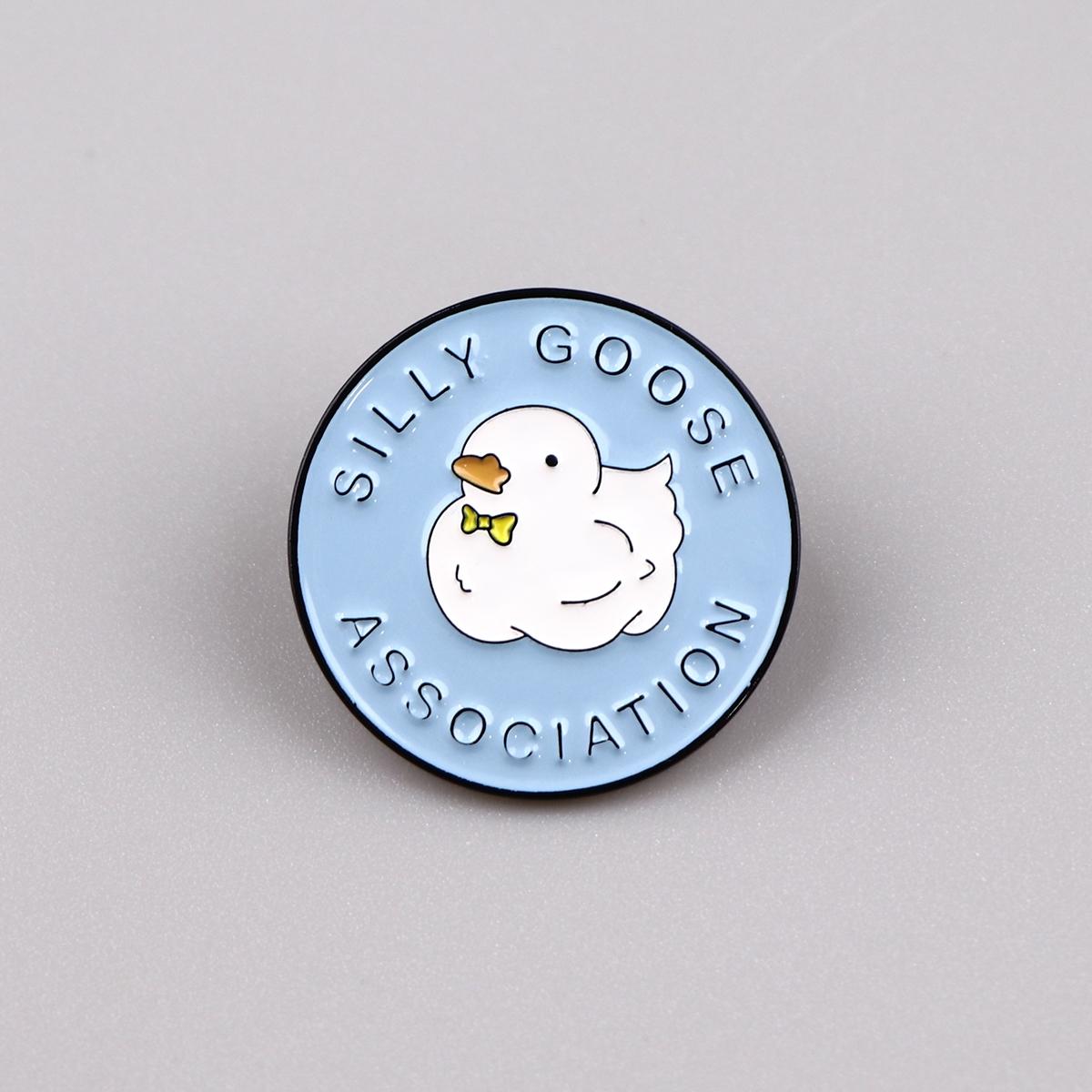 Adorable Cartoon Goose Enamel Pin Charm, Cute Bow Tie Design, Durable Lapel Pin for Clothing & Bags, Unisex Gift Idea
