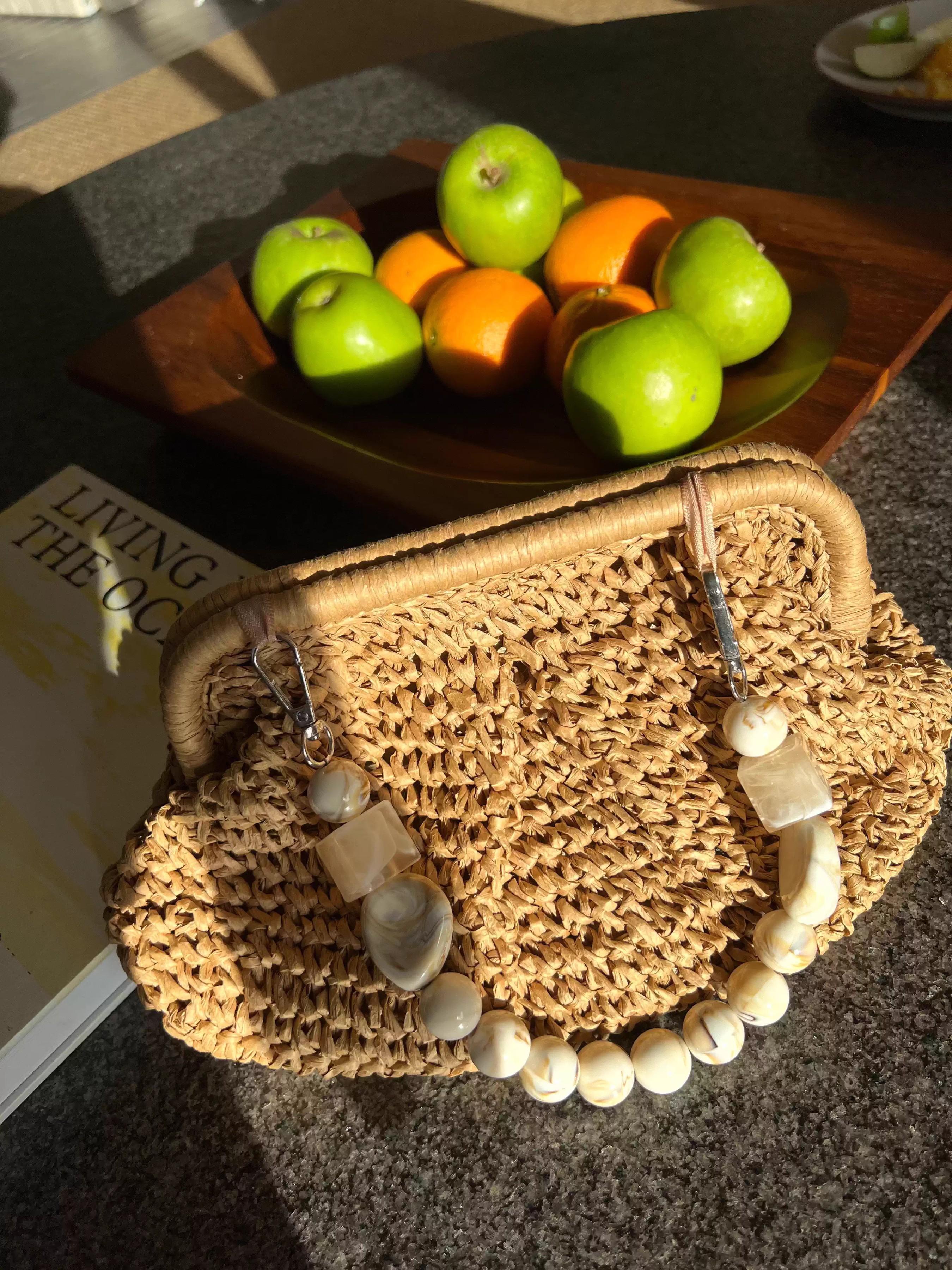 Seaside style simple and casual versatile straw woven handbag, bead hanging decoration, cloud pleated bag type, large storage capacity, vacation and leisure style, suitable for daily travel and dates.