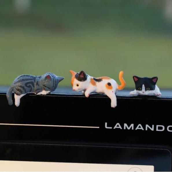 2026 Mini Cat Desk Figurines Set of 5 Resin Multi Pose Kitty Ornaments Cute Cartoon Style Desk Companions for Home Offices Cubicles Playful Charming Desktop Decoration