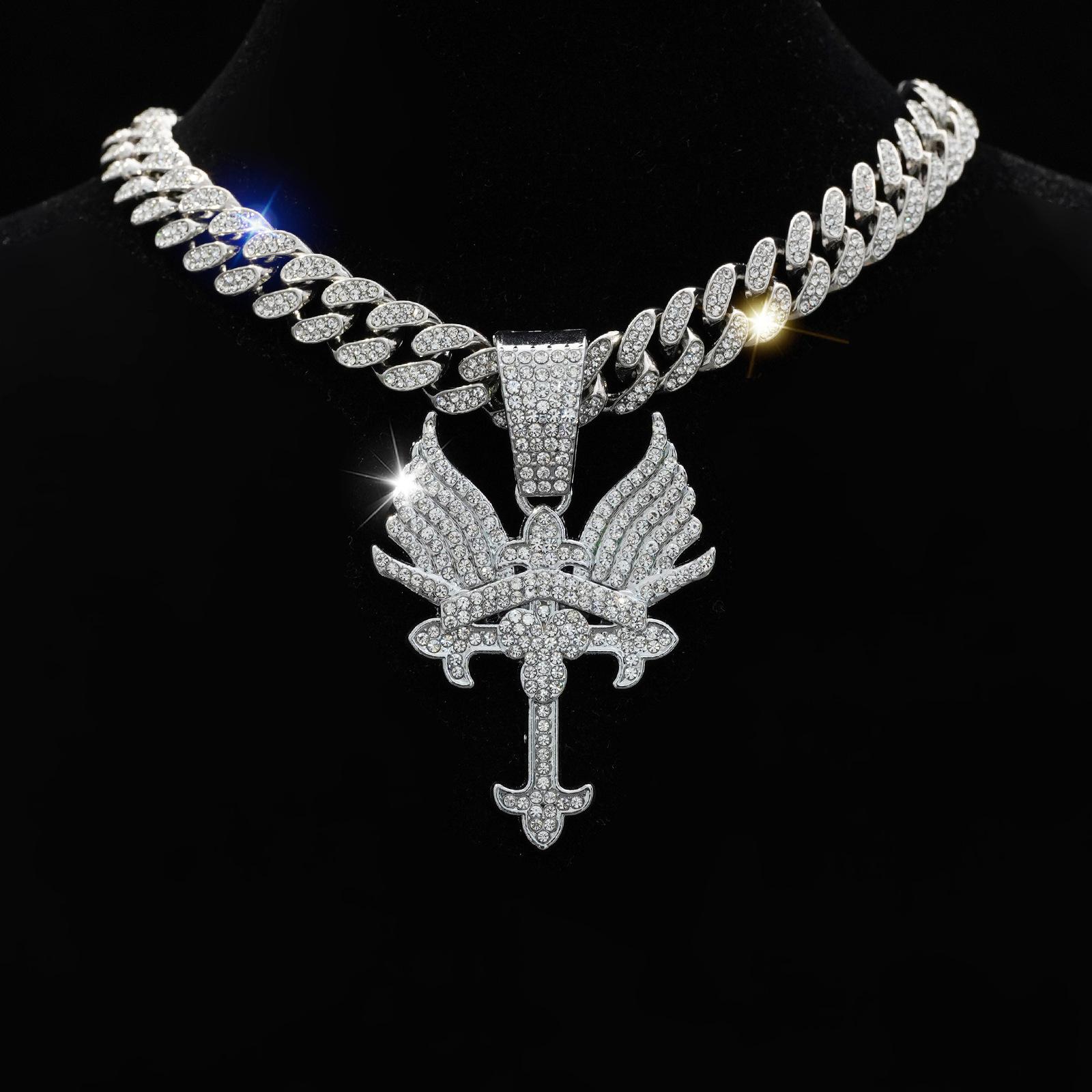 Full-diamond winged pendant, fashionable and creative alloy Cuban chain, personalized trendy necklace accessory