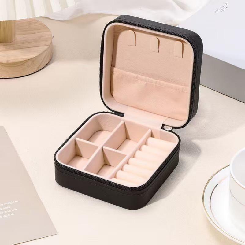 Luxury portable jewelry storage box, compact and delicate, easy to carry around. It is waterproof and dustproof to effectively protect your jewelry, very practical for travel, business trips and daily outings. It can store earrings, necklaces