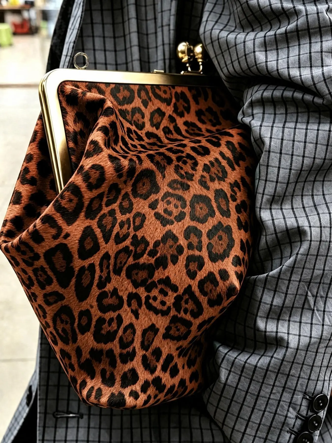 Fashionable and cute retro texture comparison dumpling bag, niche design handbag, personalized daily, suitable for shopping, commuting and work, large capacity elegant niche design shoulder bag, suitable for daily commuting and seaside vacation