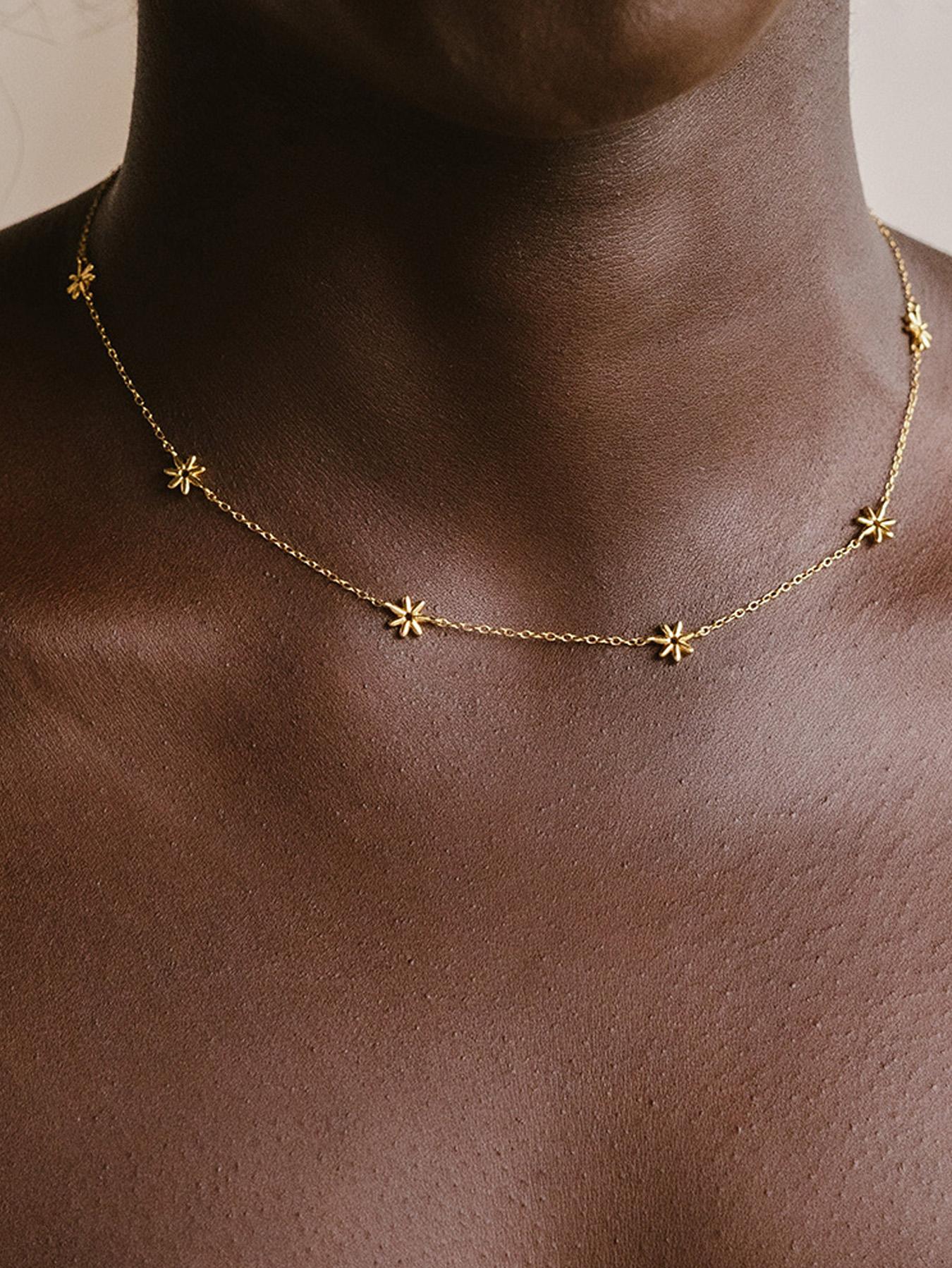 Elegant 18k Delicate Chain Necklace, Unique Design Choker for Office & Dates, Chic Daisy Pendant Jewelry