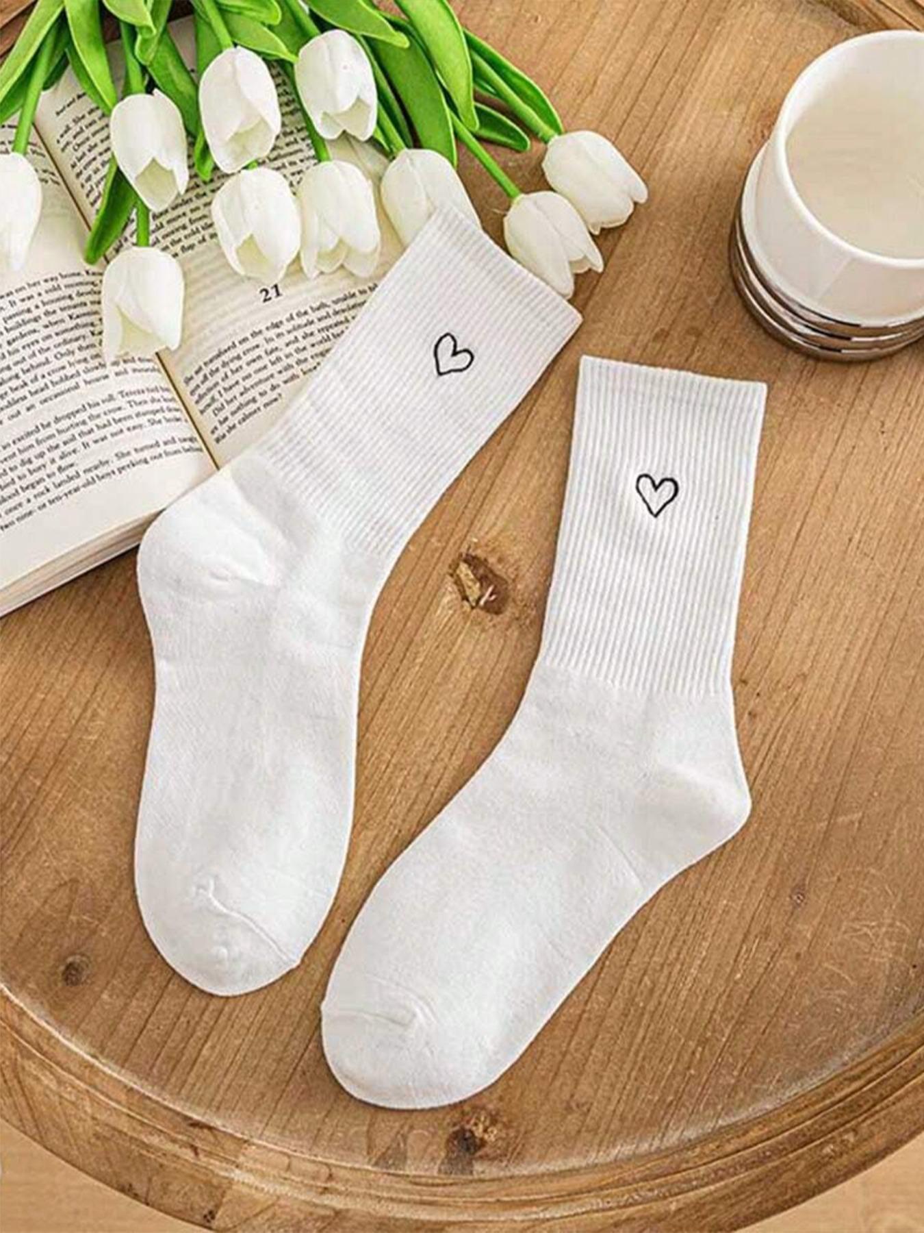 Women's Love Heart Print Crew Socks, Cute Casual Moisture Wicking Mid-Calf Socks, Soft Comfy Breathable Socks for All Seasons
