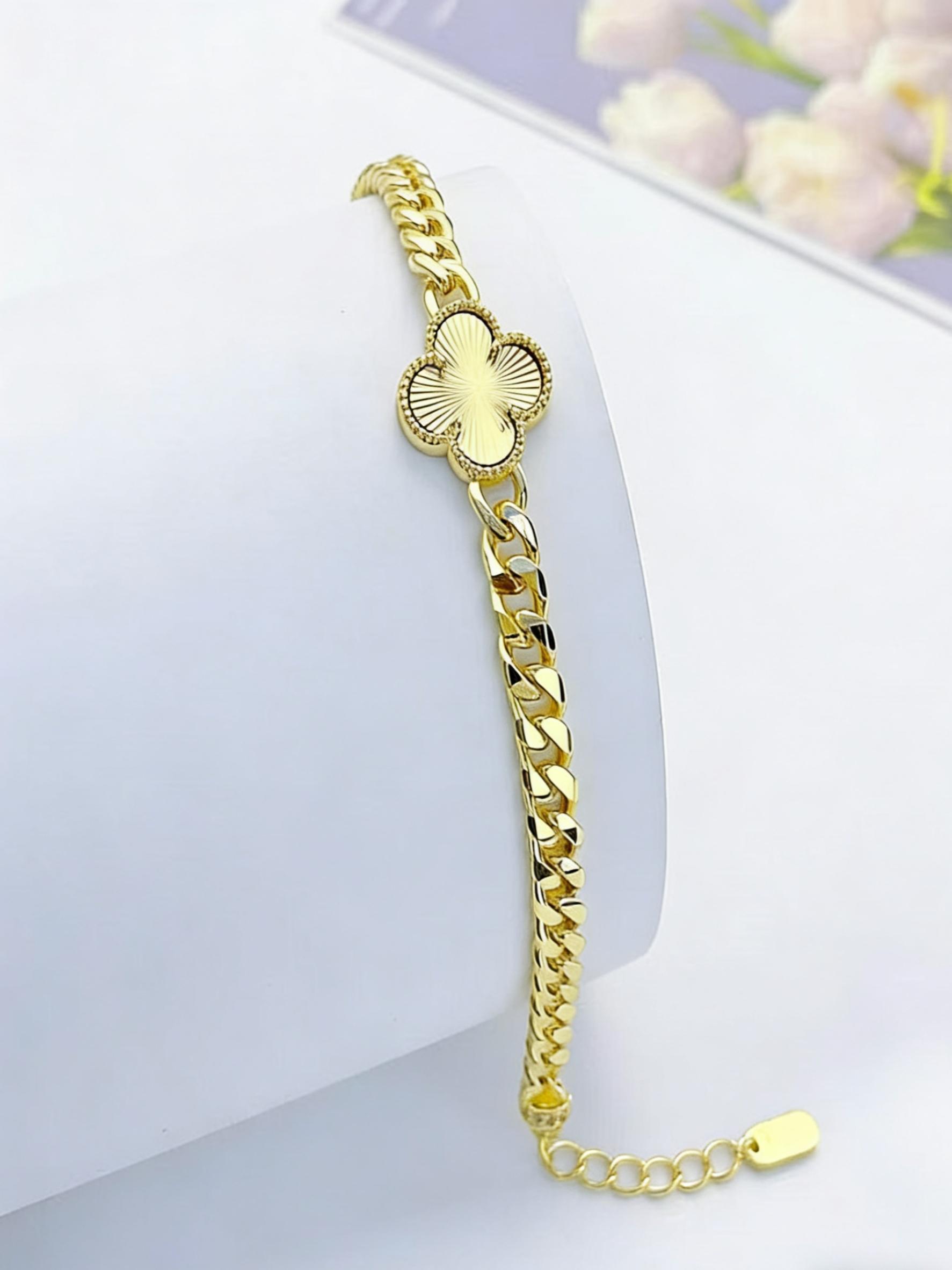 Women's shiny four-leaf clover floral shell 18K gold-plated jewelry bracelet, elegantly designed for daily wear.