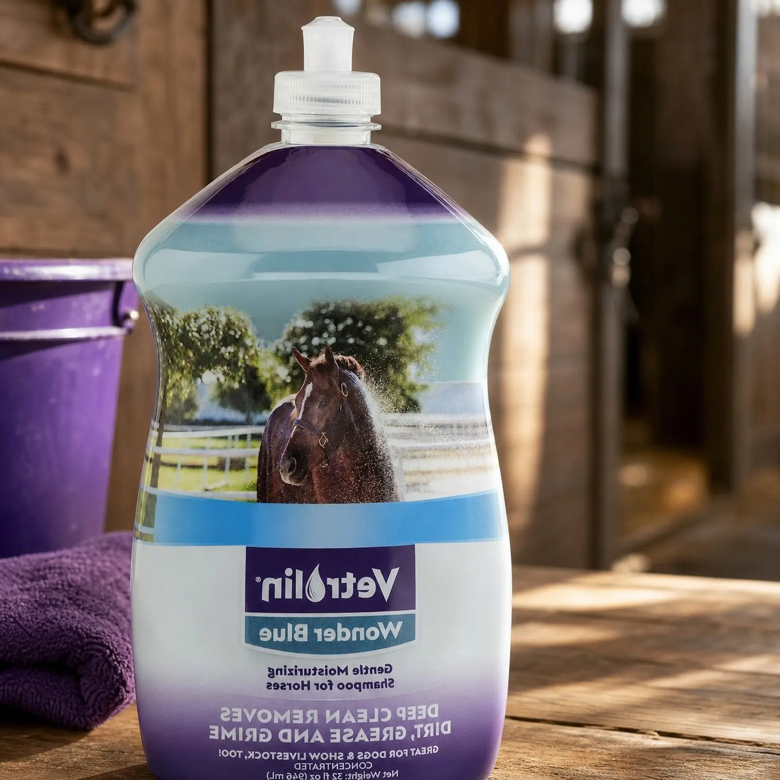 Deep-Cleaning Moisturizing Shampoo for Horses, Ponies, Show Cattle & Dogs, 32 oz – Helps Eliminate Dry, Flaky SkinGift