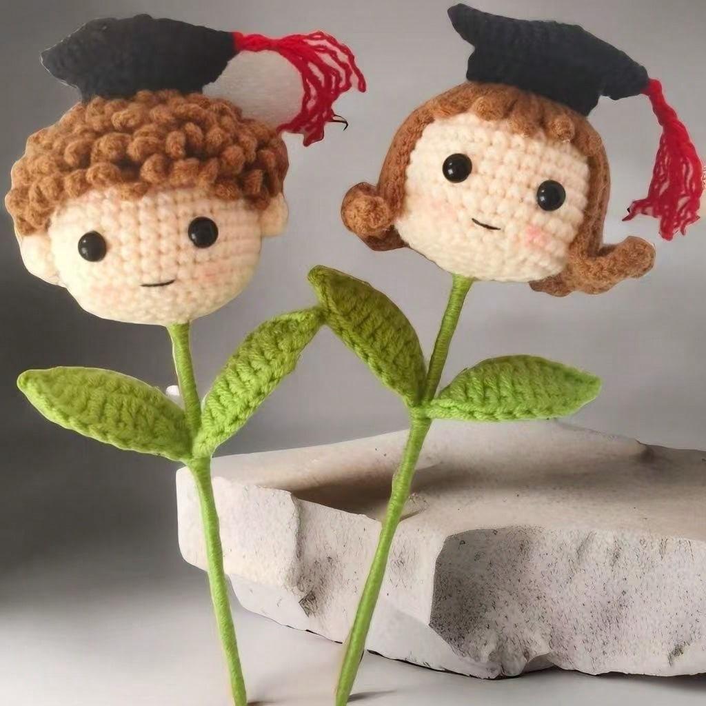 Crochet Artificial Flower Graduation Cap, Handmade Yarn Doctoral Flower Ornament, Graduation Party Decoration, Handcrafted Graduation Gift for Teachers & Friends, Unisex DIY Crochet Flower Bouquet