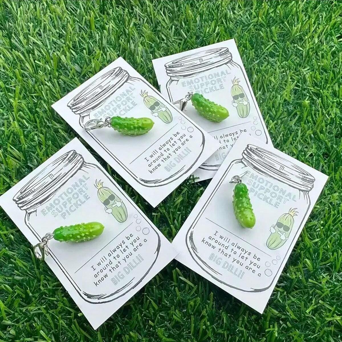 Mini Emotional Pickle Resin Keychain, Novelty Cucumber Pocket Card, DIY Hug Greeting Card, Stress Relief Cards, Creative Vegetable Gift