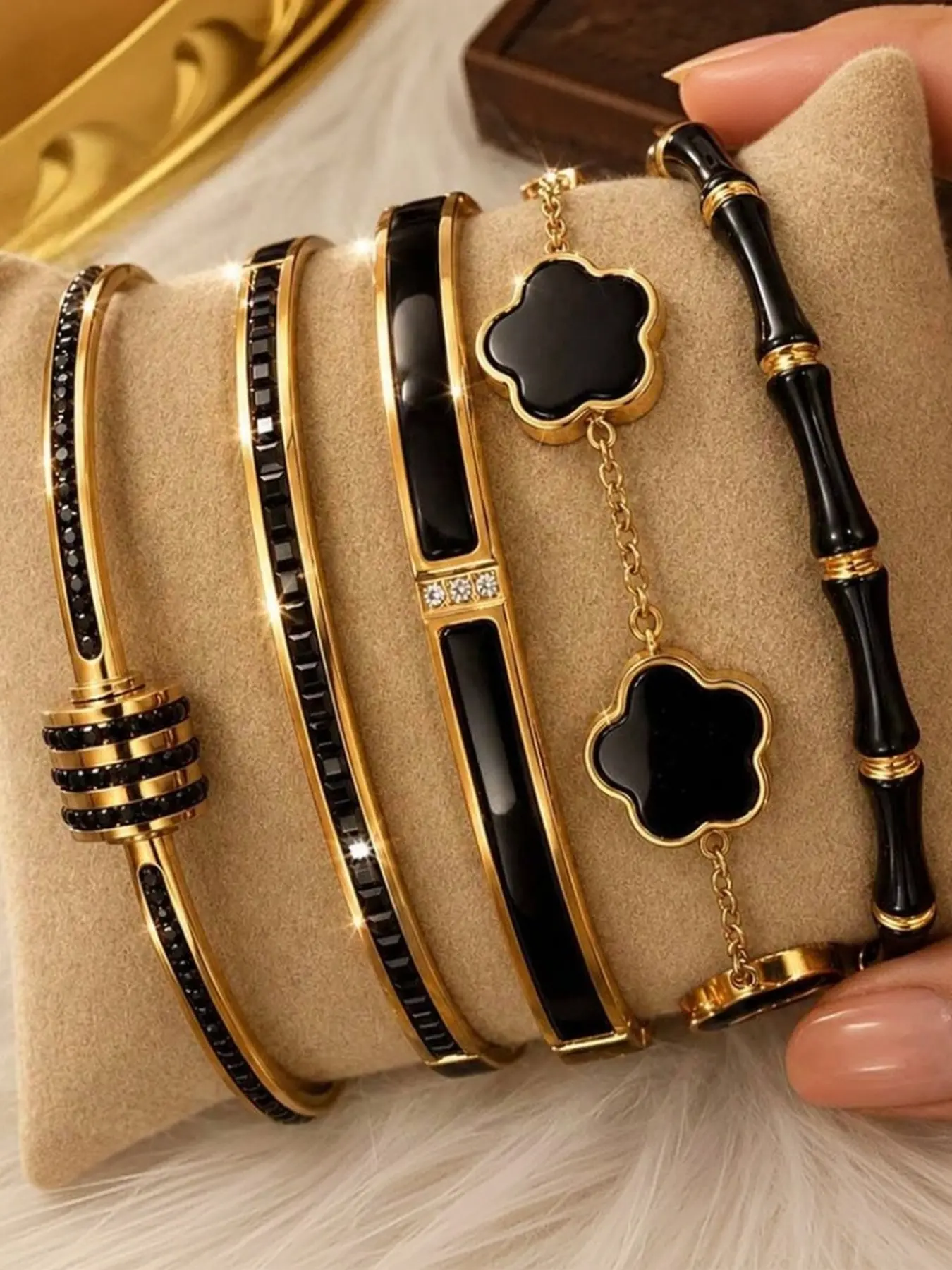 5-Piece Set Of Light Luxury Black And Gold Stackable Bracelets, Featuring A Five-Petal Flower Pendant And Bamboo Knot Bracelet, A Fashionable Daily Accessory For Women