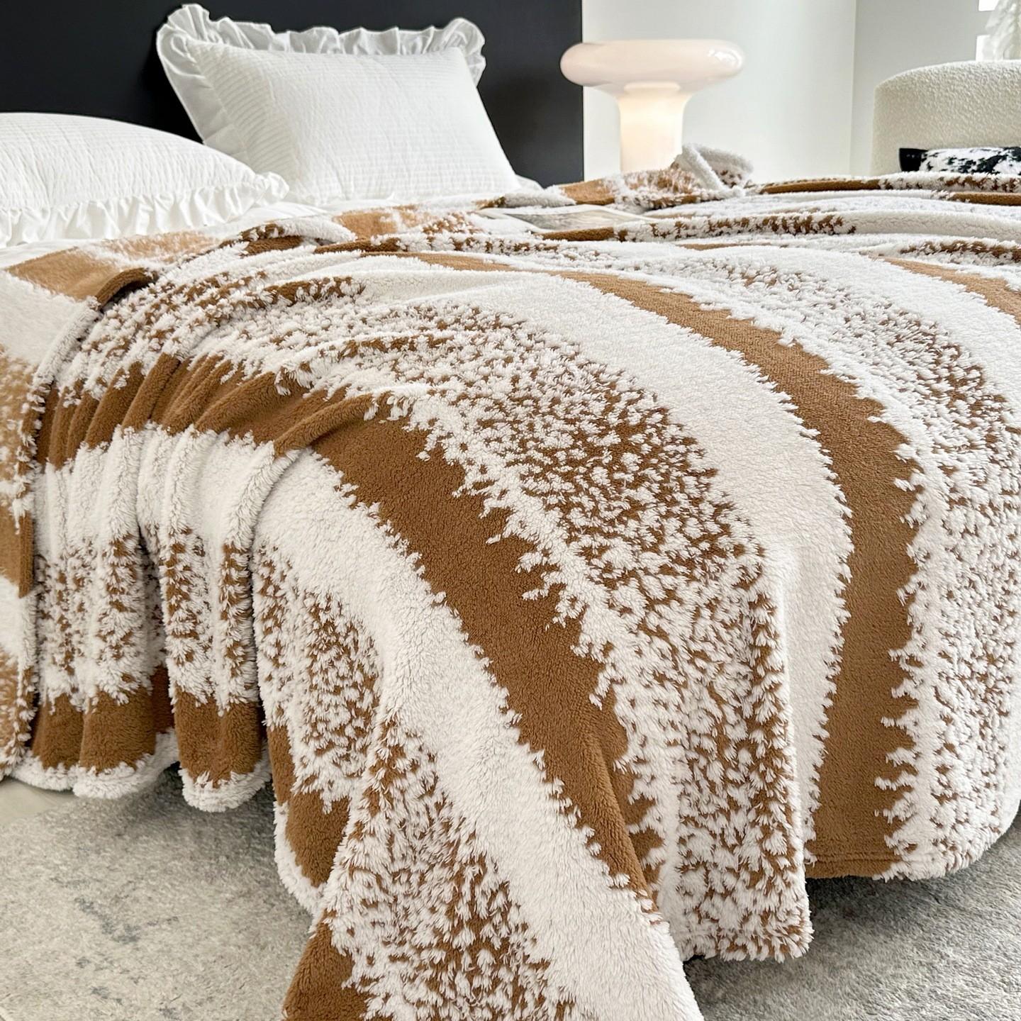 Wool cashmere nap blanket, comfortable and warm, suitable for use on sofa beds or office chairs.A lightweight and skin-friendly cover perfect for travel camping or at home. Great gift choice forfamily and friends