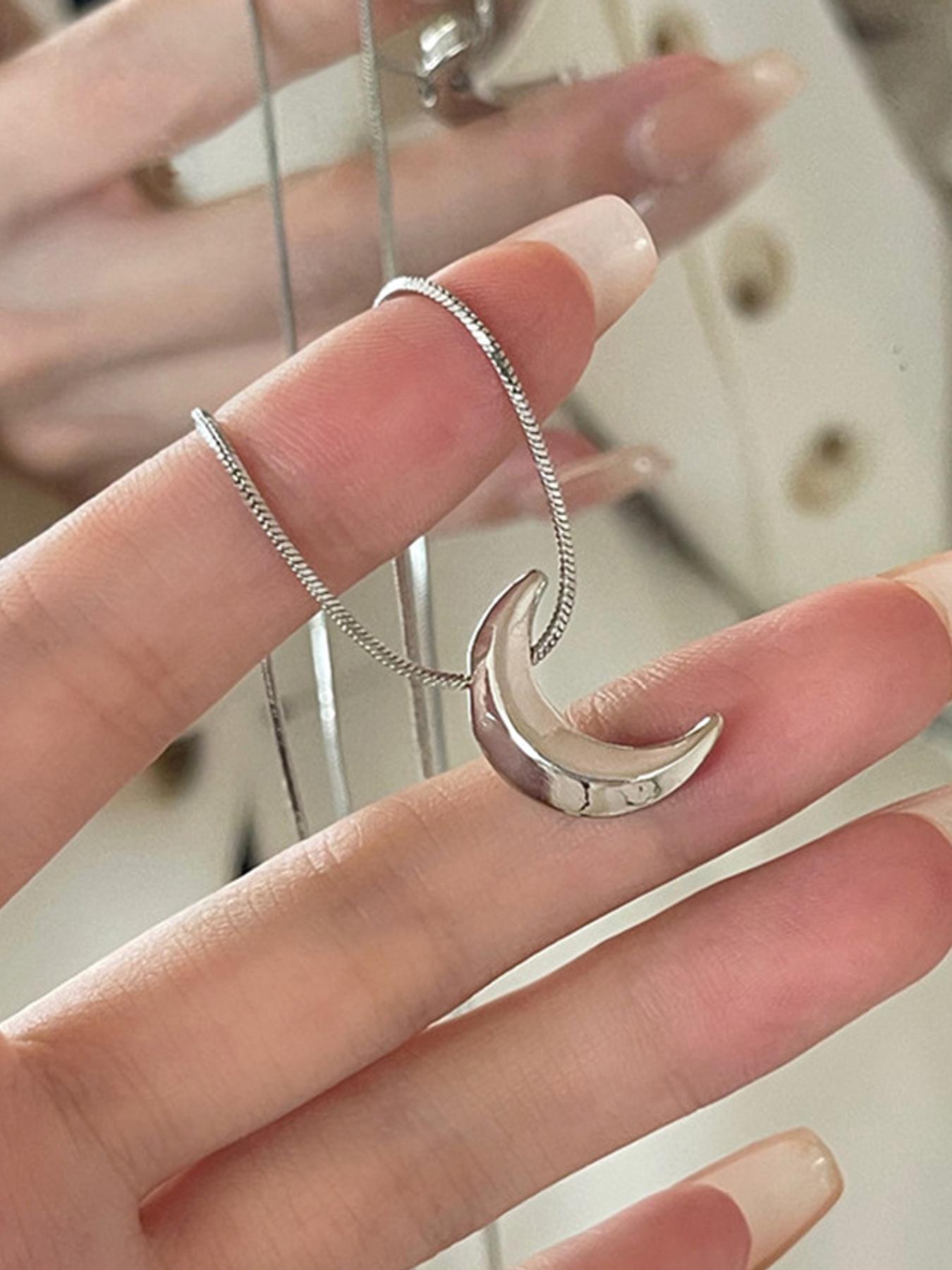 Minimalist Snake Bone Chain Moon Pendant Necklace, Trendy Fashion Y2K Women's Versatile Party Commute Jewelry, Stylish All-Occasion Accessory, Modern Versatile Accessories, Elegant Necklace