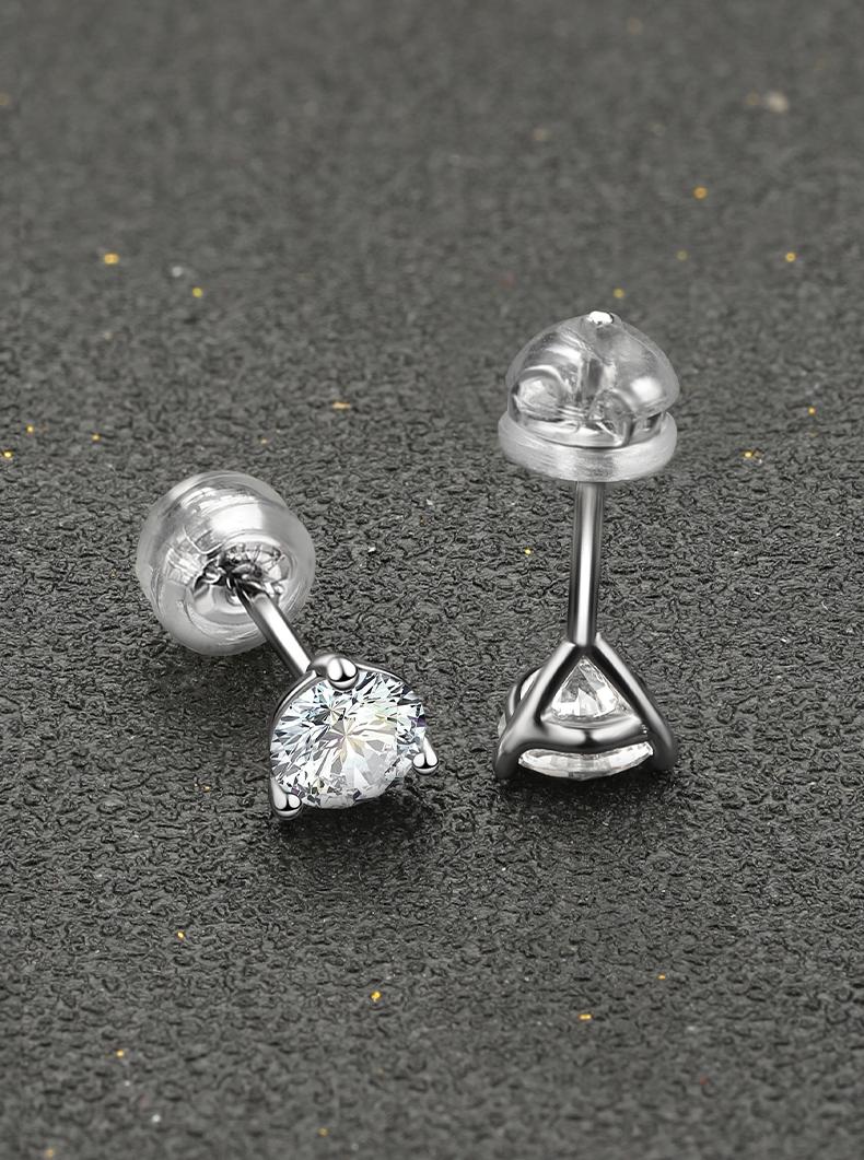 [Freeze-frame] Stud earrings made of S925 silver with Synthetic moissanite, featuring a simple design,plated with 18K gold and are resistant to corrosion and discoloration.