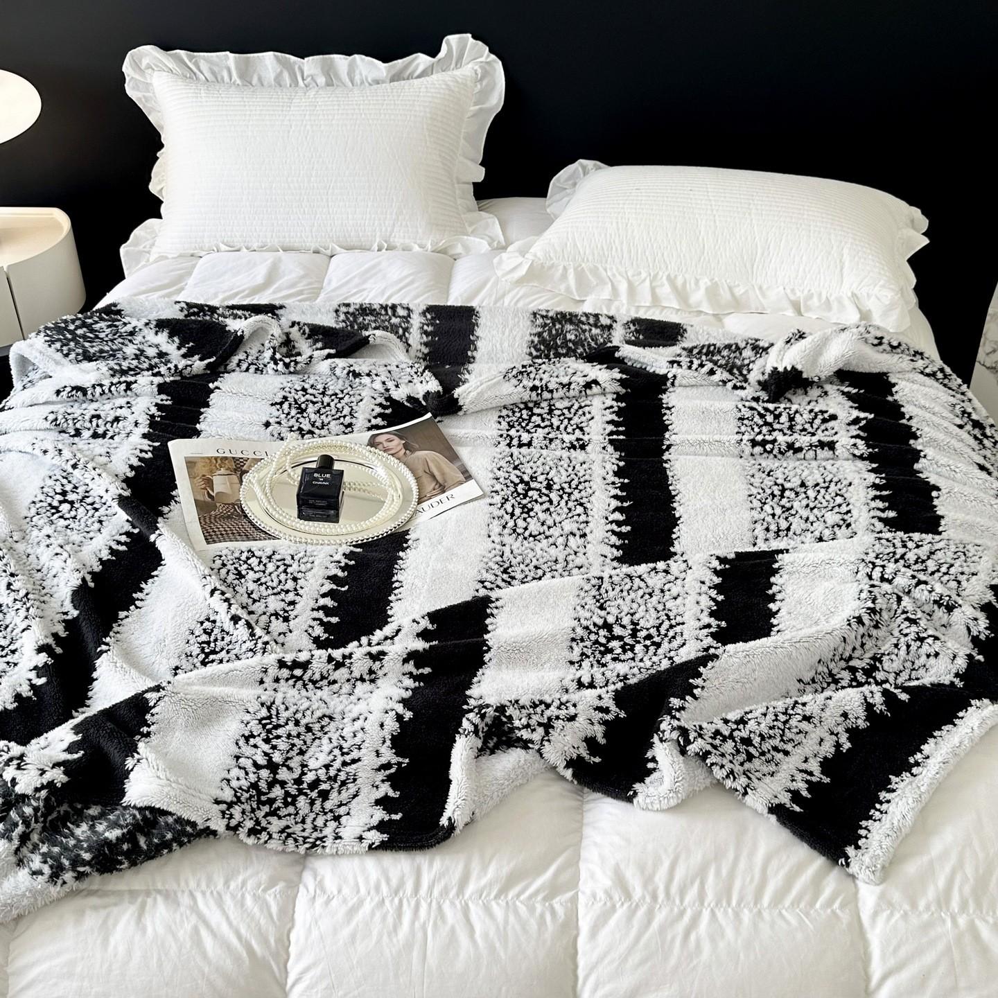 Wool cashmere nap blanket, comfortable and warm, suitable for use on sofa beds or office chairs.A lightweight and skin-friendly cover perfect for travel camping or at home. Great gift choice forfamily and friends