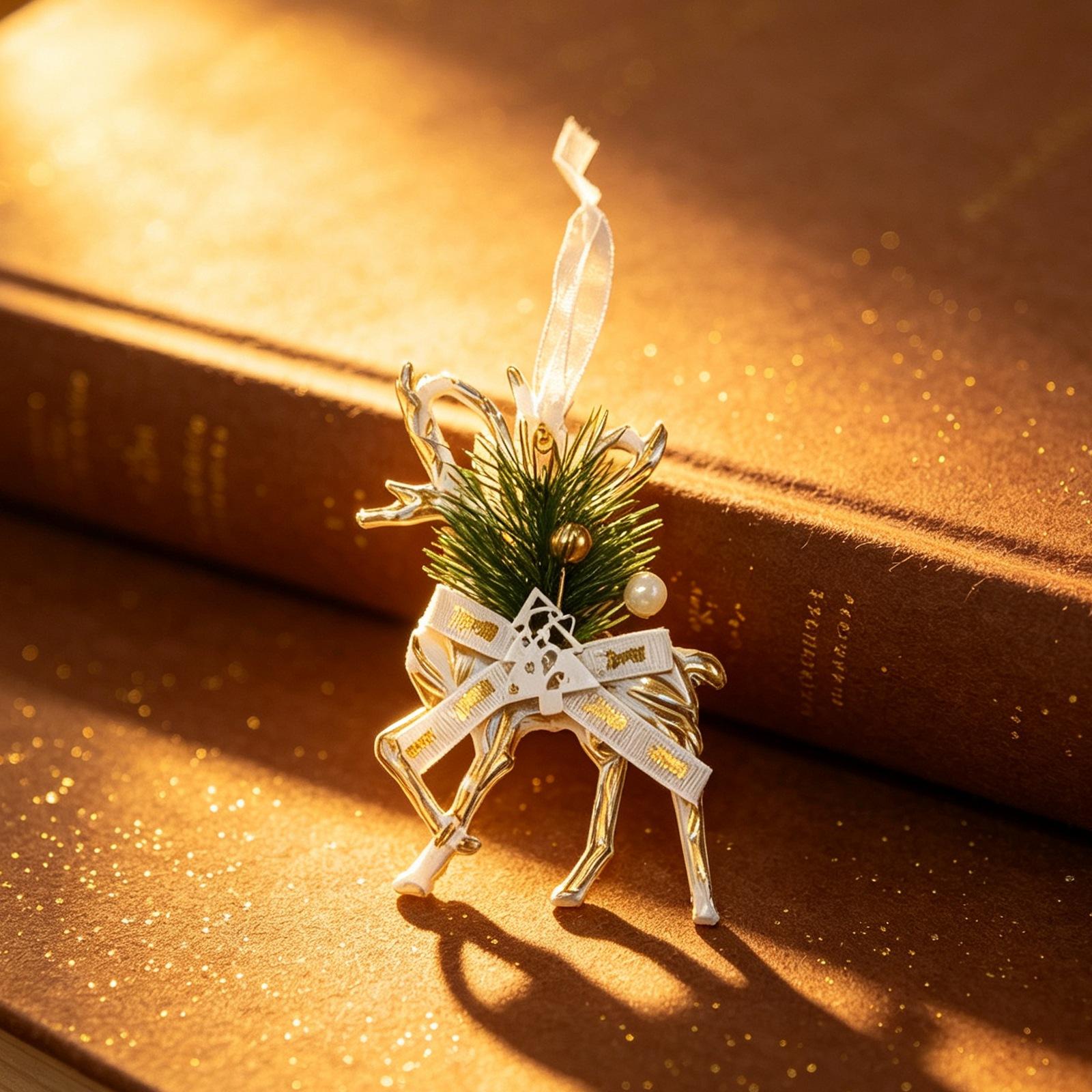 1Pc Christmas Ornaments, White & Gold Vintage Plastic Hanging Decorations, Snowflake Reindeer Key Christmas Tree Pendants, Suitable for Christmas Tree Decor, Holiday Decor, Window & Home Festival Atmosphere Decor