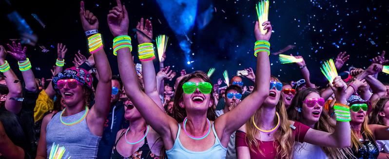 MICRENCY 168Pcs Party Set Supplies - 40 Colorful Finger Lights, 12 LED Glasses, 40 Glow Sticks, 100 Luminous Sticks for Weddings, Birthdays, Concerts, Events & Festive Atmospheres