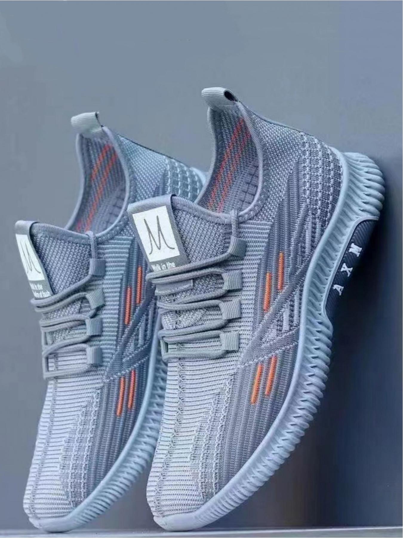 Men's casual sports shoes are made of lightweight and comfortable materials that fit the foot shape. The thick sole provides stable support and is suitable for daily commuting, outdoor leisure, running, fitness, hiking, and other leisure sports scenes