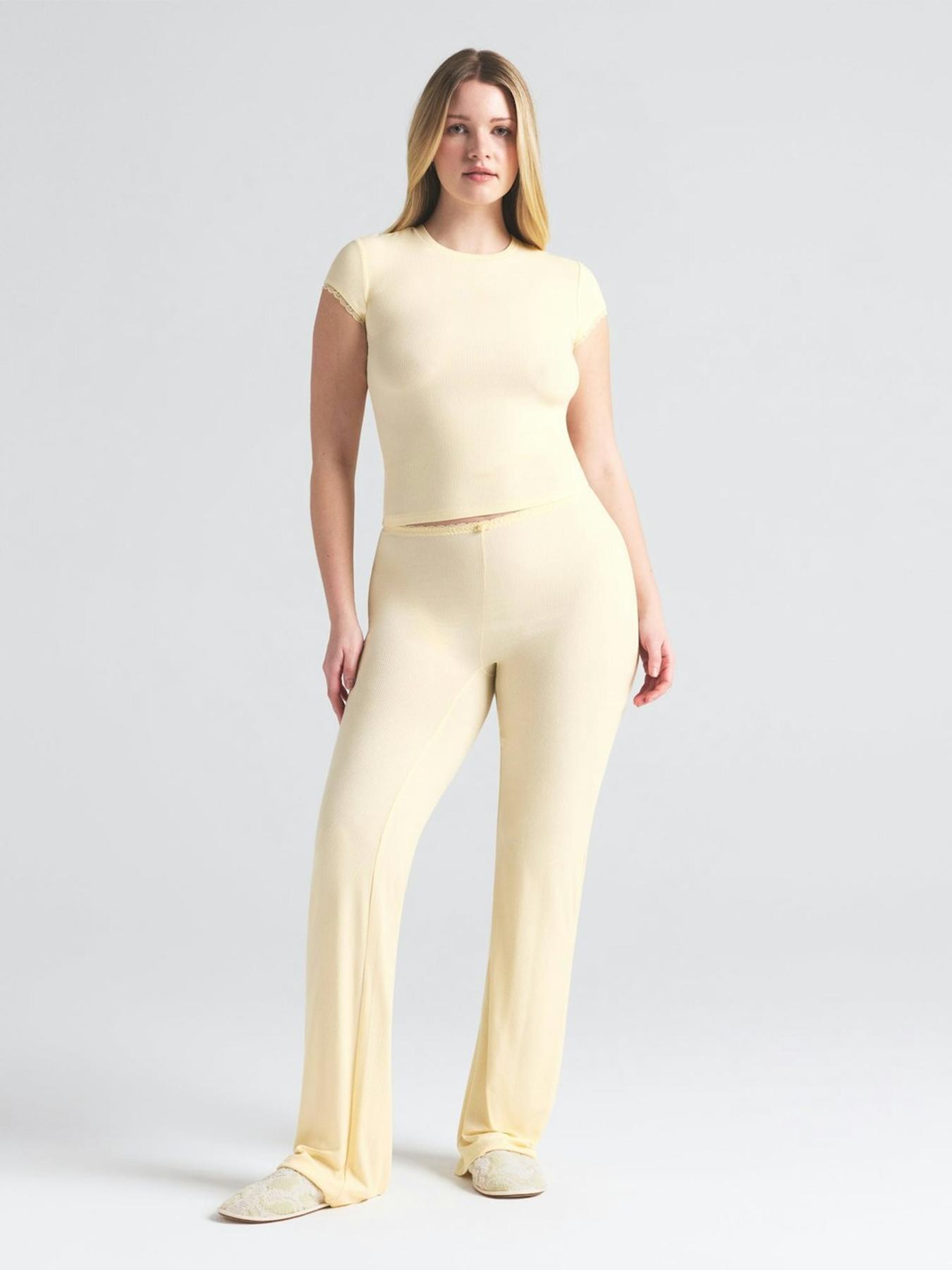 2026 Women's two-piece ribbed knit loungewear set, Fitted short-sleeved crop top, high-waisted flared pants, casual matching set, with lace trim on the cuffs