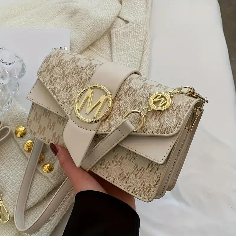 Retro letter buckle crossbody bag details