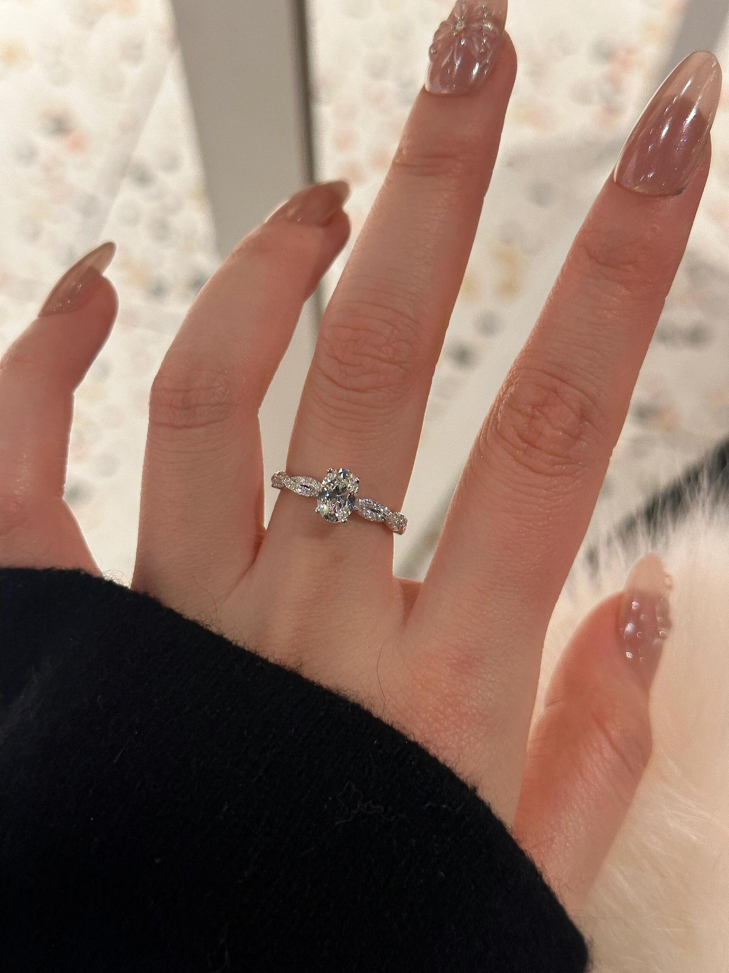 DRINSPER Twisted Oval S925 1.0ct Dvvs Synthetic Moissanite Sterling Silver Ring for Women Girls Suitable for Engagement Chrismas Gift for Girlfriend Jewelry Accessory