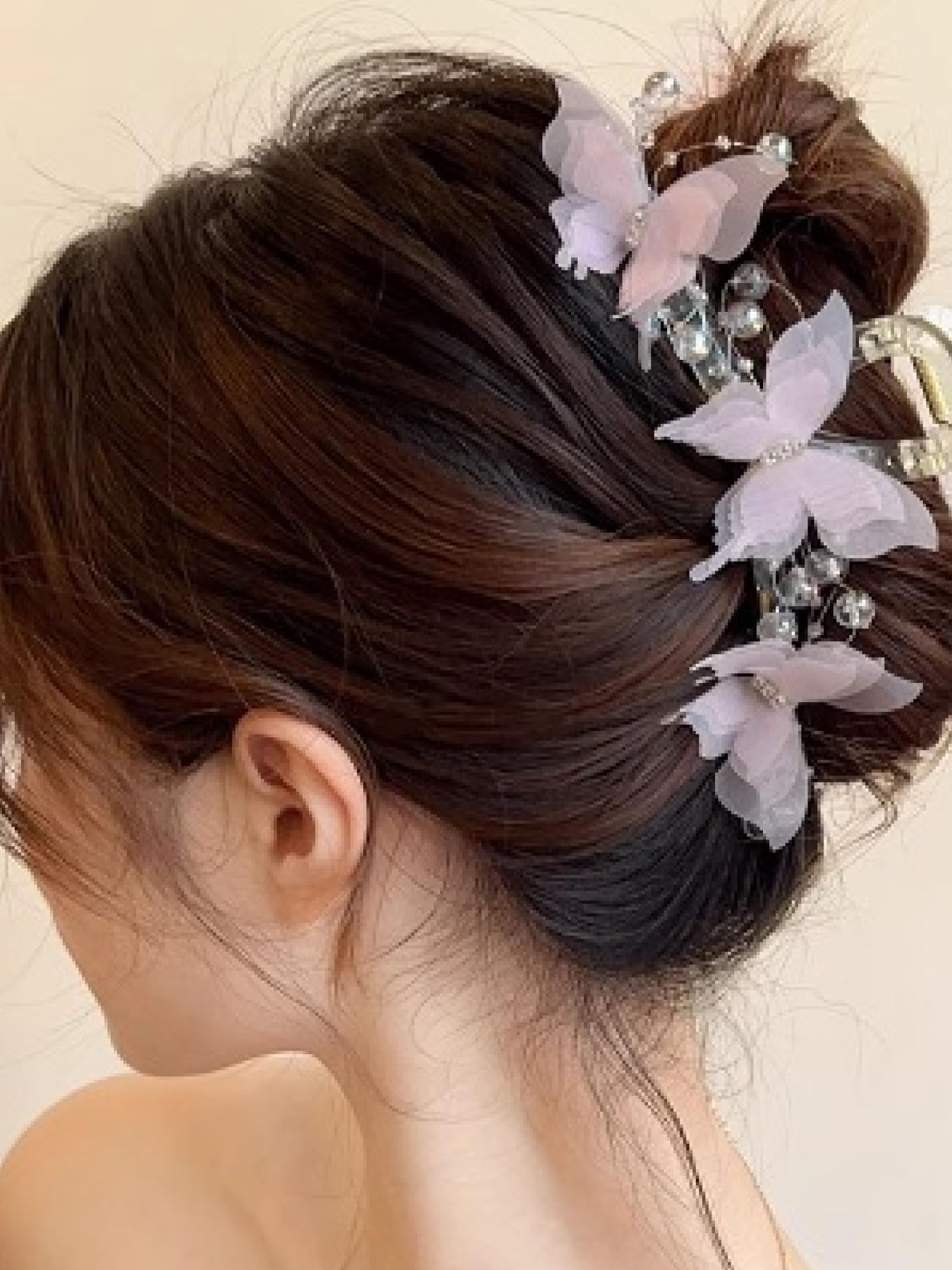 A fashionable and elegant butterfly pattern hair claw headband, suitable for daily wear, vacation and dating occasions, and also a surprising and exquisite small gift.