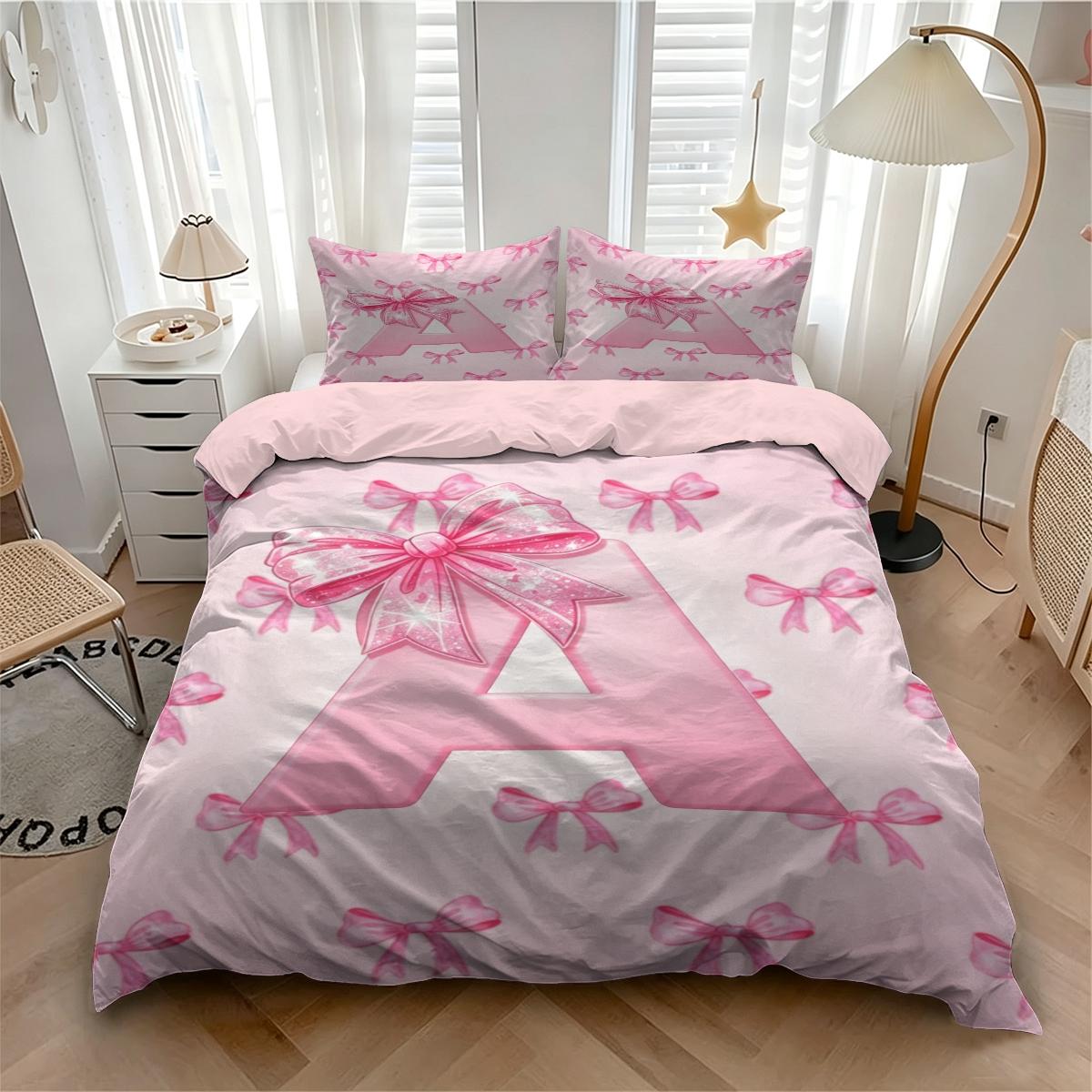 Pink Letter A~Z Bow Pattern Duvet Cover Set, 2/3Pcs Aesthetic Cute Bedding Set, Comfy Bedding Set, Breathable Quilted Quilt, Sweet Girly Bed Linens, Perfect for Teen Girls Bedroom Decor. 1 or 2 Pillowcase, No Filling