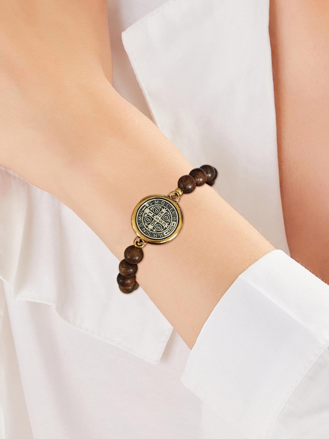 The Saint Benedict bracelet has adjustable drawstring and bead design, making it a simple couple's woven bracelet, Religious jewelry gift. It is suitable for daily wear, vacation dates, and is also a surprising and exquisite small gift