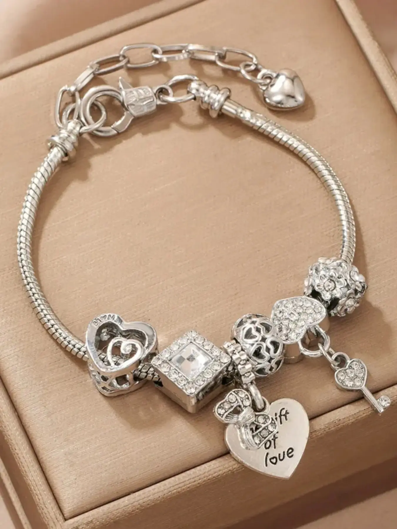 Elegant Heart-Embedded Keychain Bracelet, Exquisite Bracelet with Charms, DIY Beaded Multi-Element Alloy Wristband for Women, Bead Bracelets, Unique High-Quality Jewelry Accessory