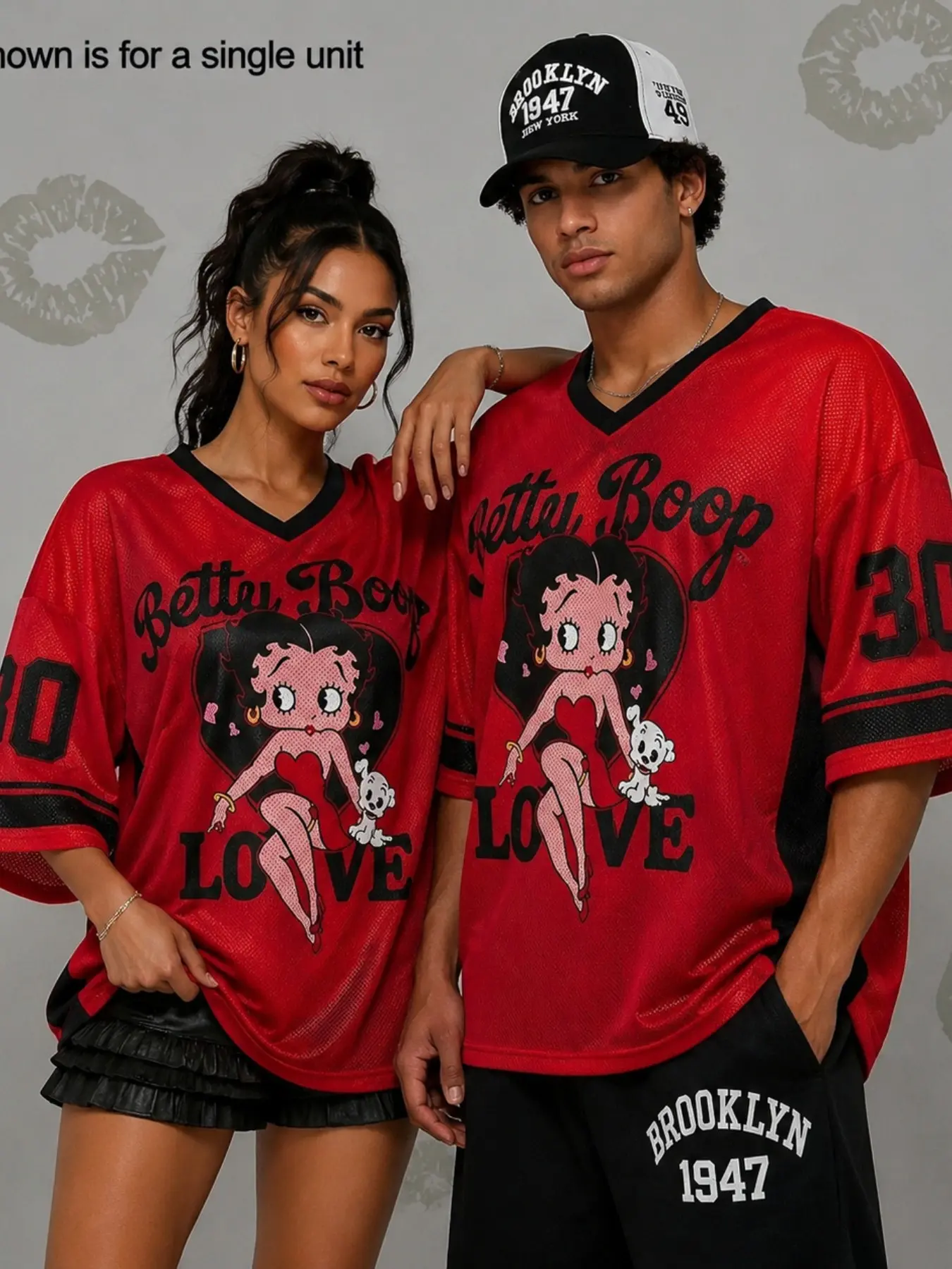 Y2K casual V-neck T-shirt with a wide-mesh knit; retro, loose-fitting short-sleeve top featuring a "baby" graphic. American street/hip-hop style.