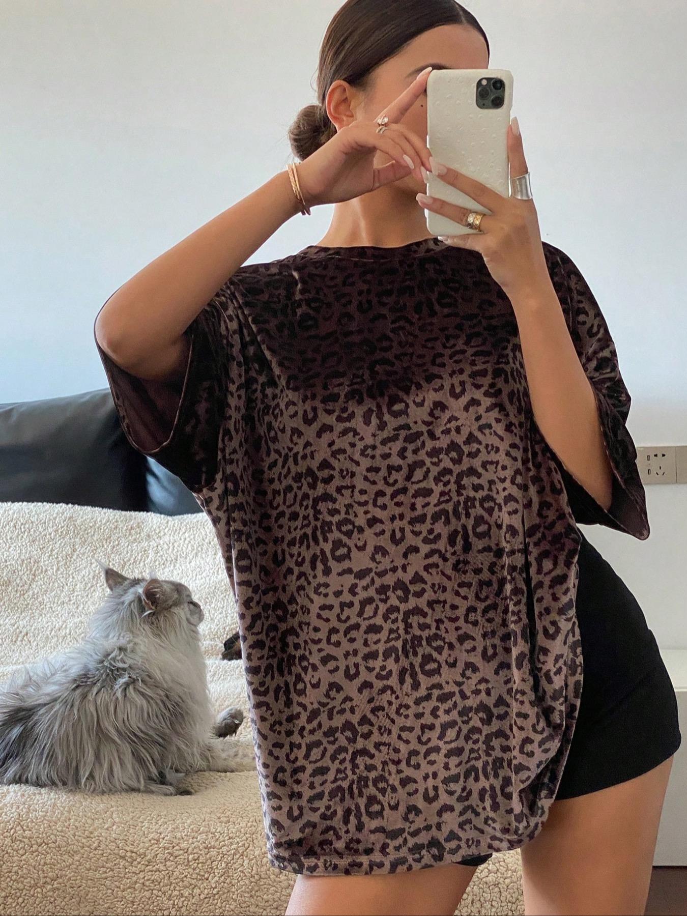 Women's Casual Velvet Leopard Print Loose Dropped Shoulder T-Shirt, Oversized T-Shirt，Comfortable and Stylish, Perfect for Everyday Wear, Ladies Fashion Top