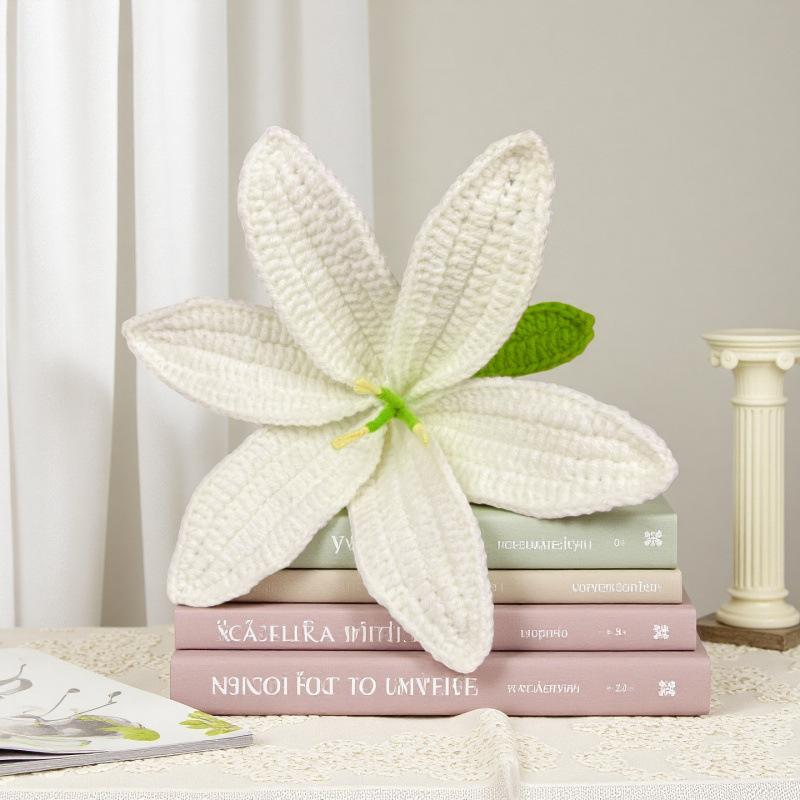 Handmade Knitted Lily Flower Bouquet, Home Decor Ornament, Crochet Floral Arrangement, Wool Yarn Crafted, Perfect for Living Room, Home Decor Accessory