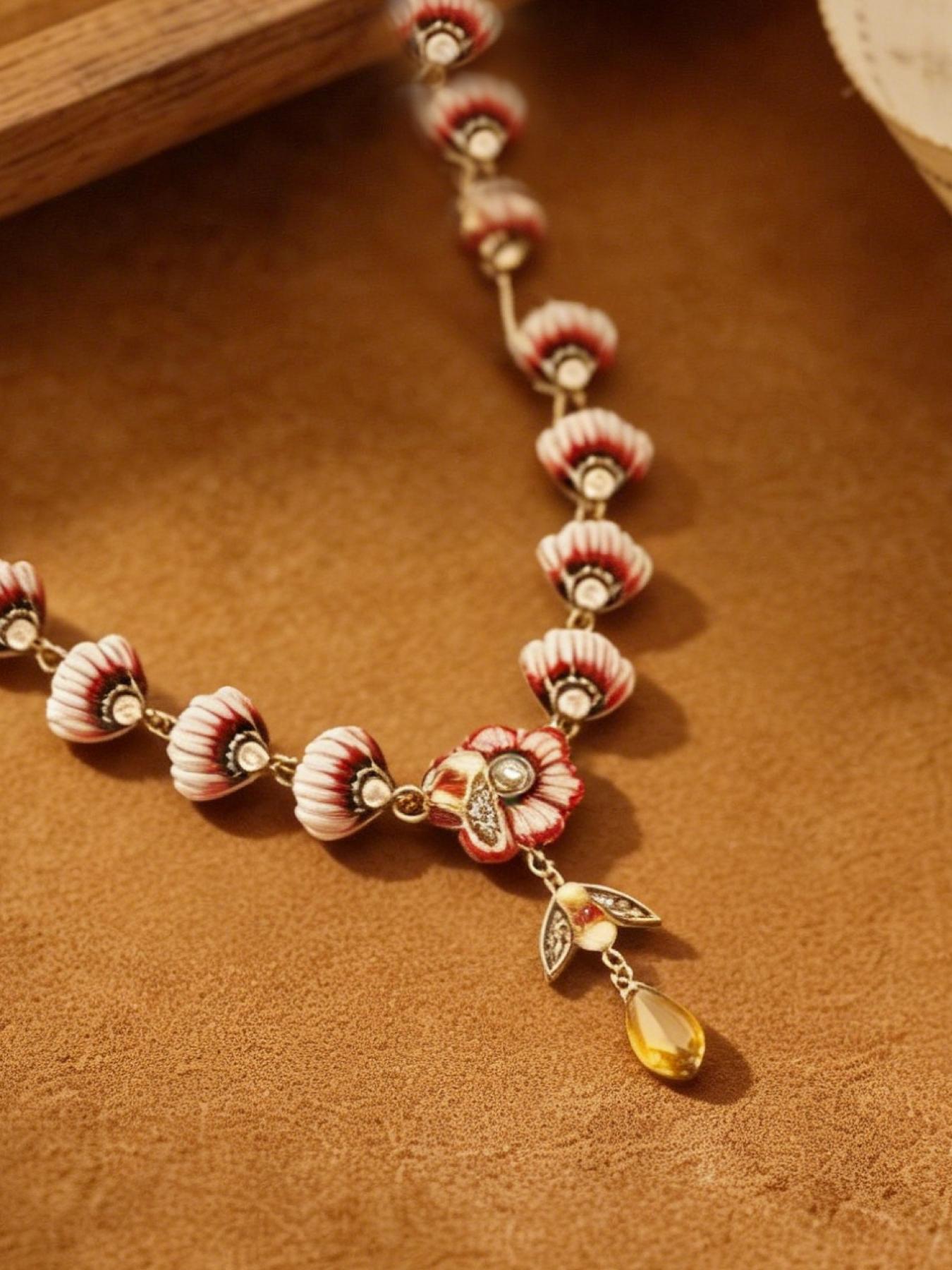 A fashionable and elegant shell chain pendant necklace, suitable for daily wear, vacation dates, and other occasions, and is also a surprising and exquisite small gift.