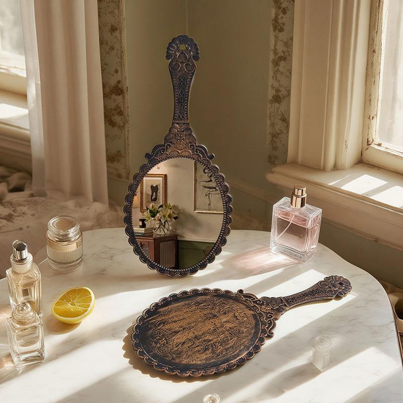 Retro distressed handle makeup mirror, vintage European style portable vanity mirror, high-definition round handheld mirror, vintage design, suitable for makeup, skincare, travel, and home decoration