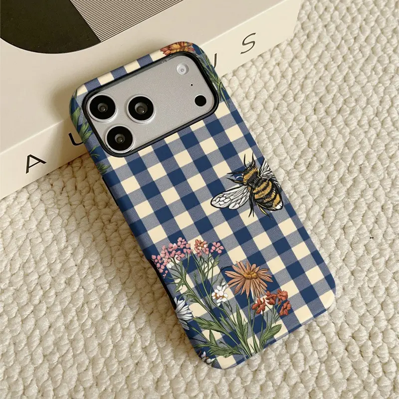Bee and wildflower plaid pattern phone case, drop-proof and scratch-resistant, compatible with iPhone 17/16/15/14/13/12/11/X/XS/XSMAX/7P/8P/17E and various Samsung phone cases. Perfect as a holiday gift for friends, family, or yourself.
