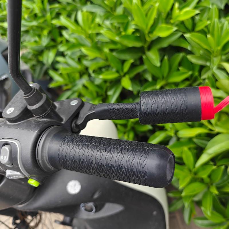 Universal Pull-Tab Silicone Handlebar Grips, Anti-Slip Wrap-Around Protective Covers, Soft Vibration-Dampening Handle Grips for Motorcycles, Scooters & Bicycles