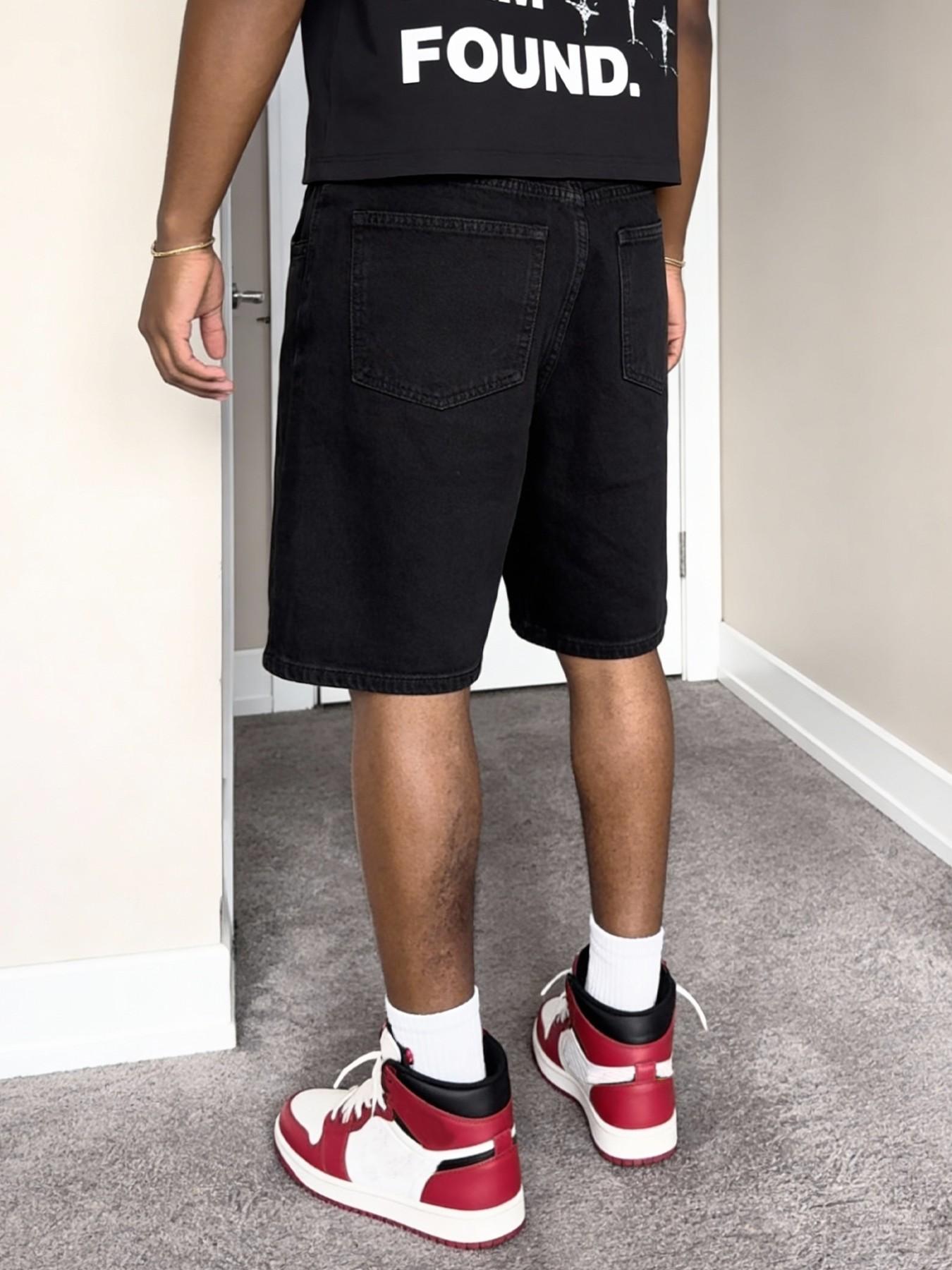 Black men's denim shorts, loose straight-leg cut for free movement, summer cool casual shorts, a versatile item for daily outings.