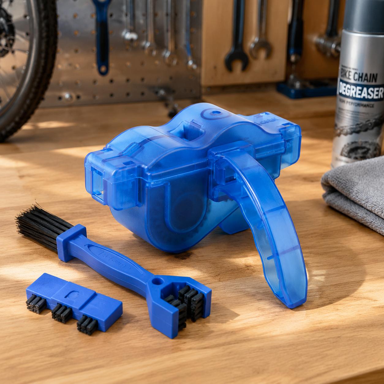 Portable Bicycle Chain Cleaning Tool Set with Stiff Bristle Brush, Deep-Cleaning Reservoir, and Ergonomic Handle for Mountain Bike, Road Bike, and E-Bike Chains – Durable Plastic Construction, Leak-Proof Design, Easy-Rinse Functionality