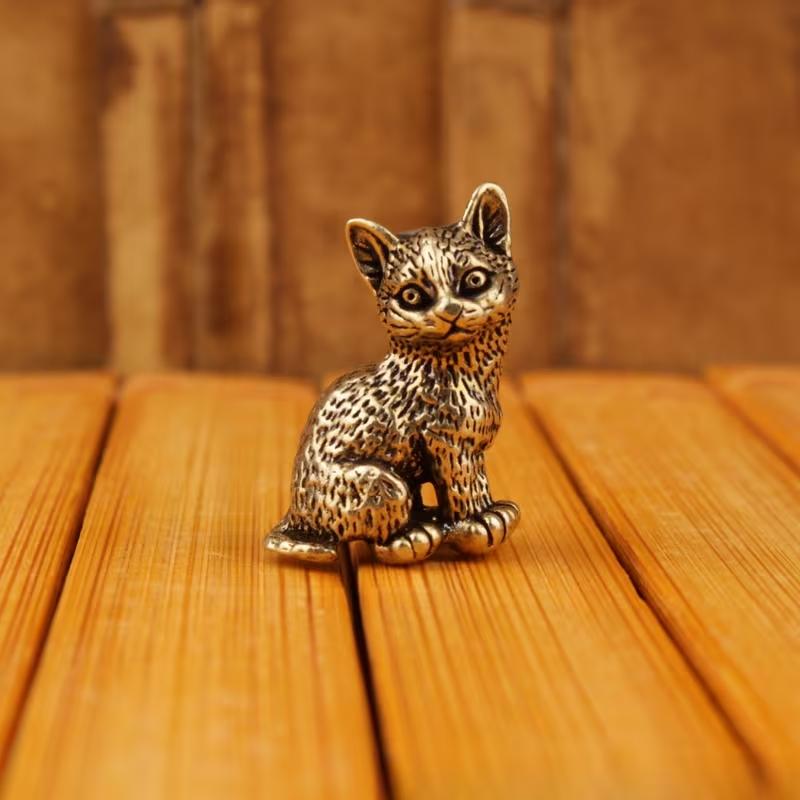 Retro brass miniature kitten, desktop decorative figurine of a simulated animal. No electricity required. Perfect gift for cat lovers. Cat-themed gift, desktop decoration, art sculpture, intricate craftsmanship, decorative sculpture