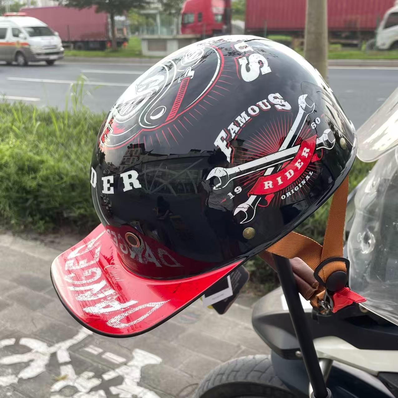 1 Vintage Style Half Helmet Unisex Lightweight, Adjustable Strap, Ventilation System and Impact-Resistant Design, Suitable for Men and Women, Motorcycle, Skateboarding, BMX Bicycling, Fashionable Design, Comfortable Fit and Easy-to-Clean Surface