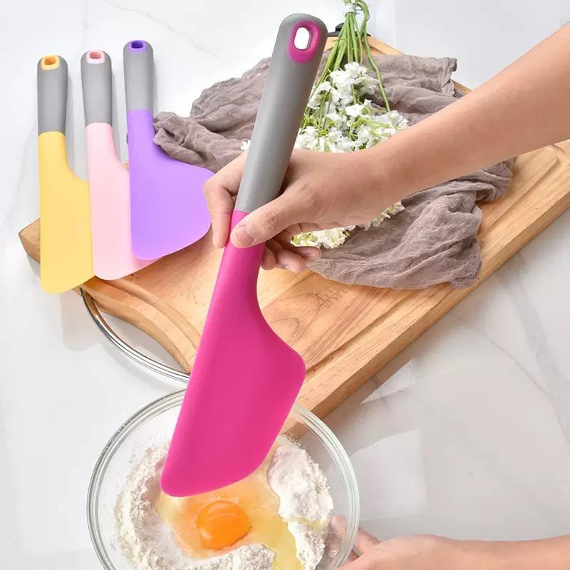 Large silicone spatula, durable and heat-resistant and easy to clean, silicone material is flexible and easy to use, ideal for stirring, spreading, baking, Ideal home kitchen tool