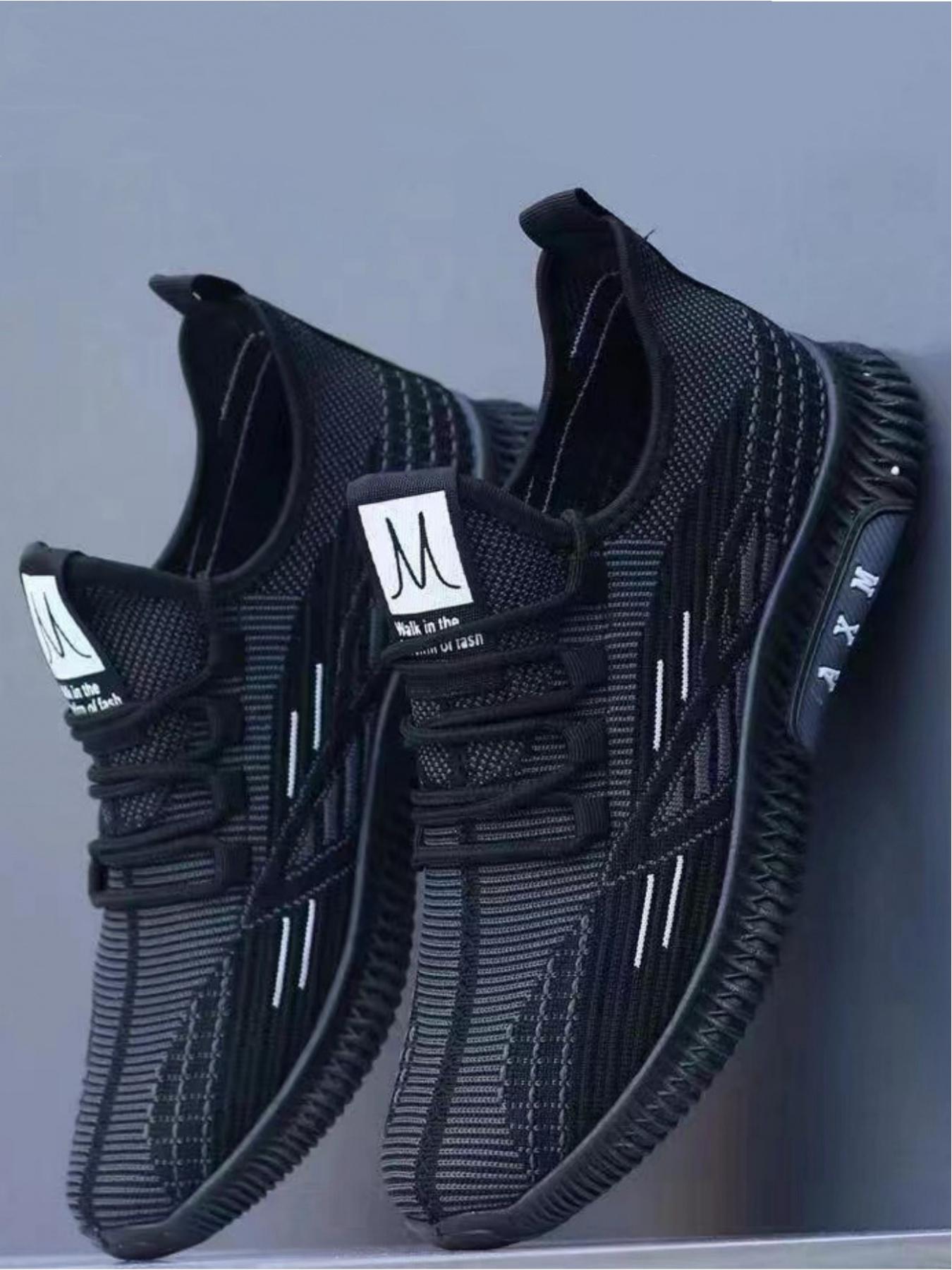 Men's casual sports shoes are made of lightweight and comfortable materials that fit the foot shape. The thick sole provides stable support and is suitable for daily commuting, outdoor leisure, running, fitness, hiking, and other leisure sports scenes