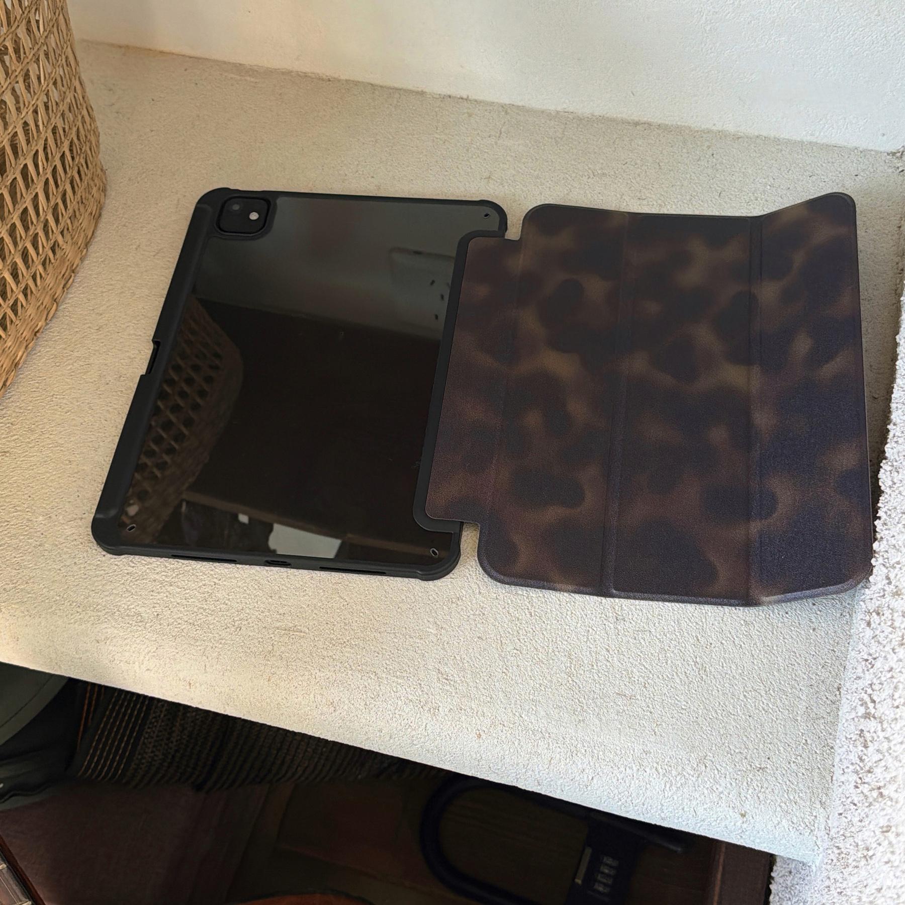 Amber-style marbled protective case featuring an adjustable stand and stylus holder; a foldable, non-slip TPU cover compatible with various iPad models, including iPad mini, iPad Air, iPad Pro, and the 10th/11th generation iPad series.