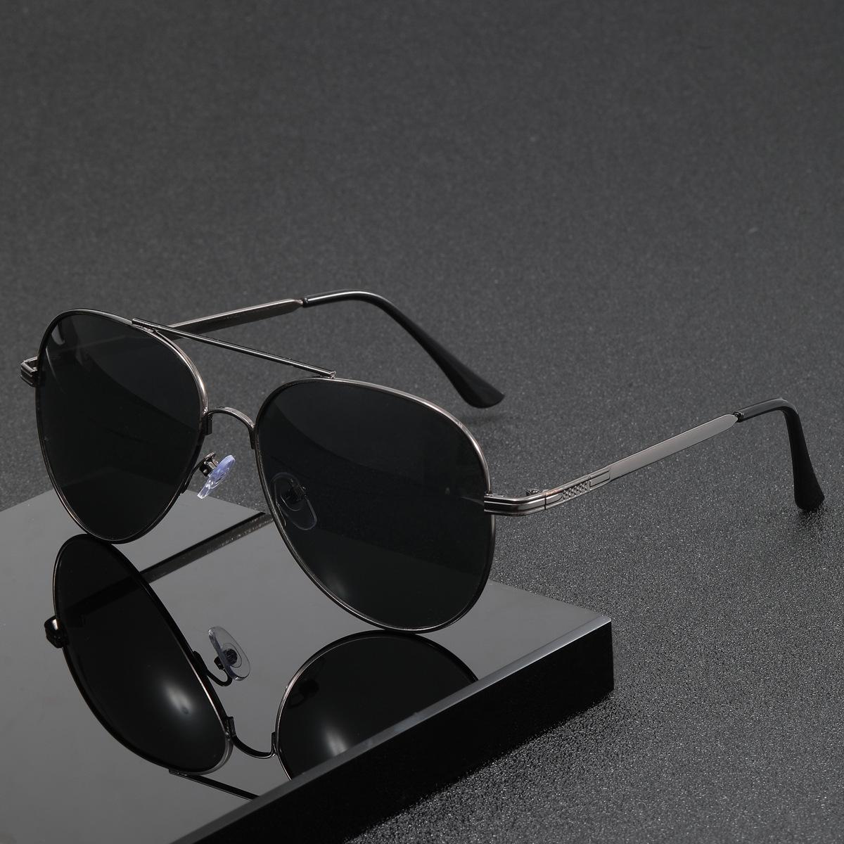 XUH Men's Classic Aviator Sunglasses 5 Pack, Retro Gold Metal Frame with Multiple Tinted Nylon TR90 Lenses for Casual Daily Wear & Driving, Aviator Frame Men's Sunglasses, Classic Frame