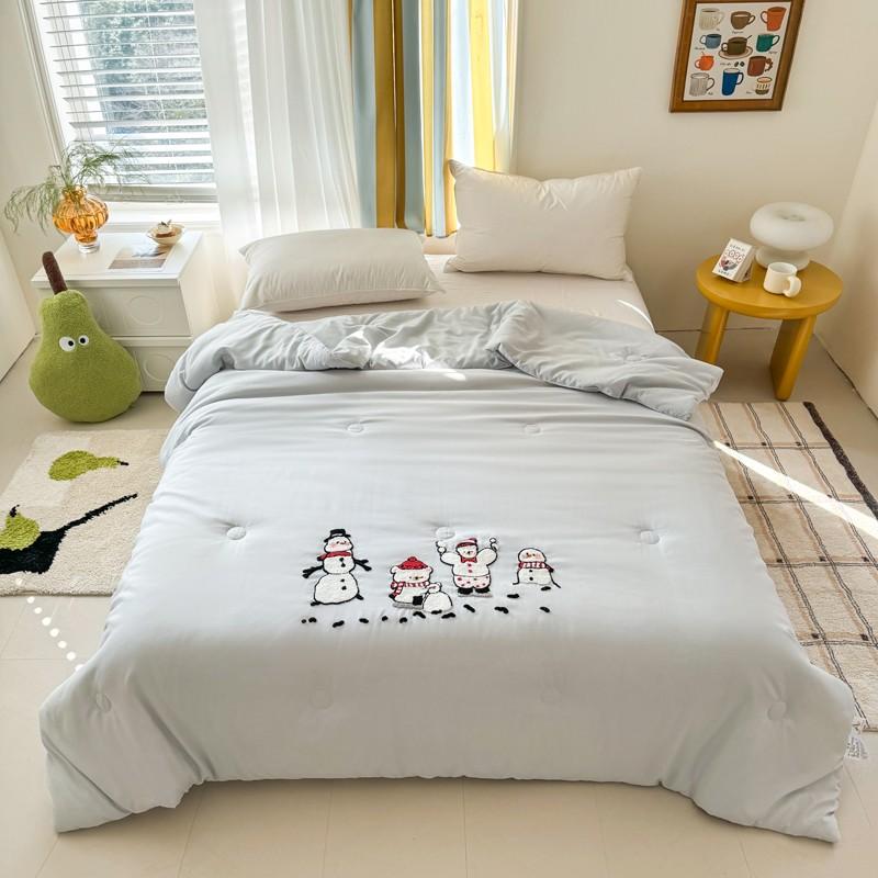 1pc Summer Quilt, Soft Comfortable Bedspread, All-Season Blanket, Embroidered Design, Safe High-Quality Material, Perfect Gift